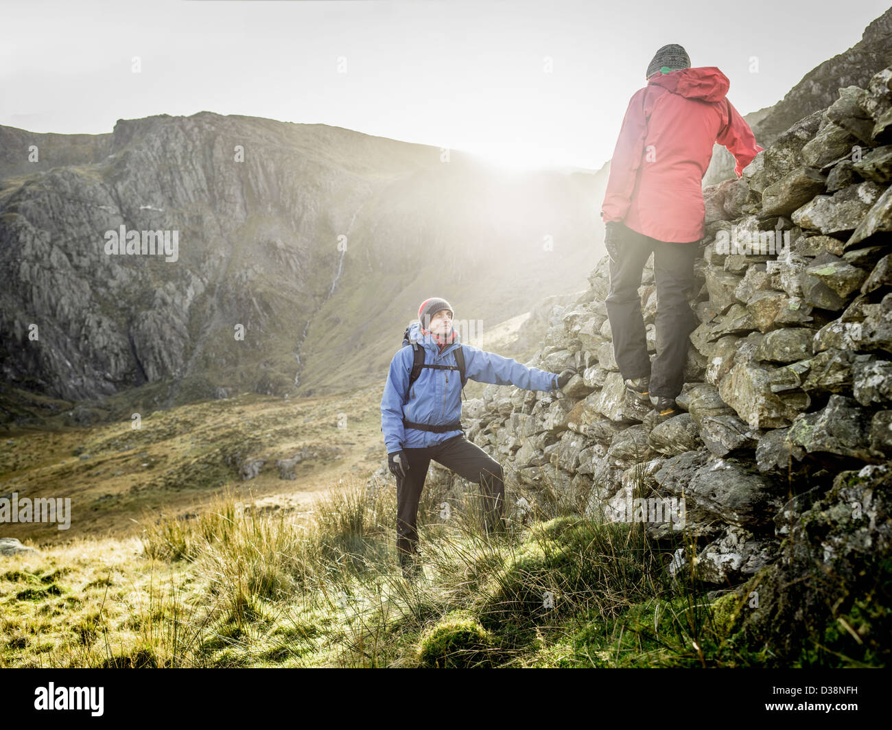 Giovane escursioni nel paesaggio roccioso Foto Stock