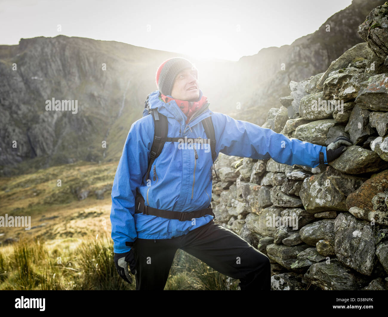 L'uomo escursioni nel paesaggio roccioso Foto Stock