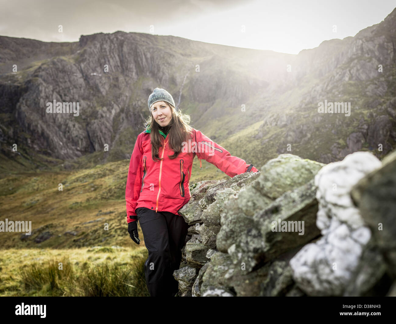 Donna escursioni nel paesaggio roccioso Foto Stock