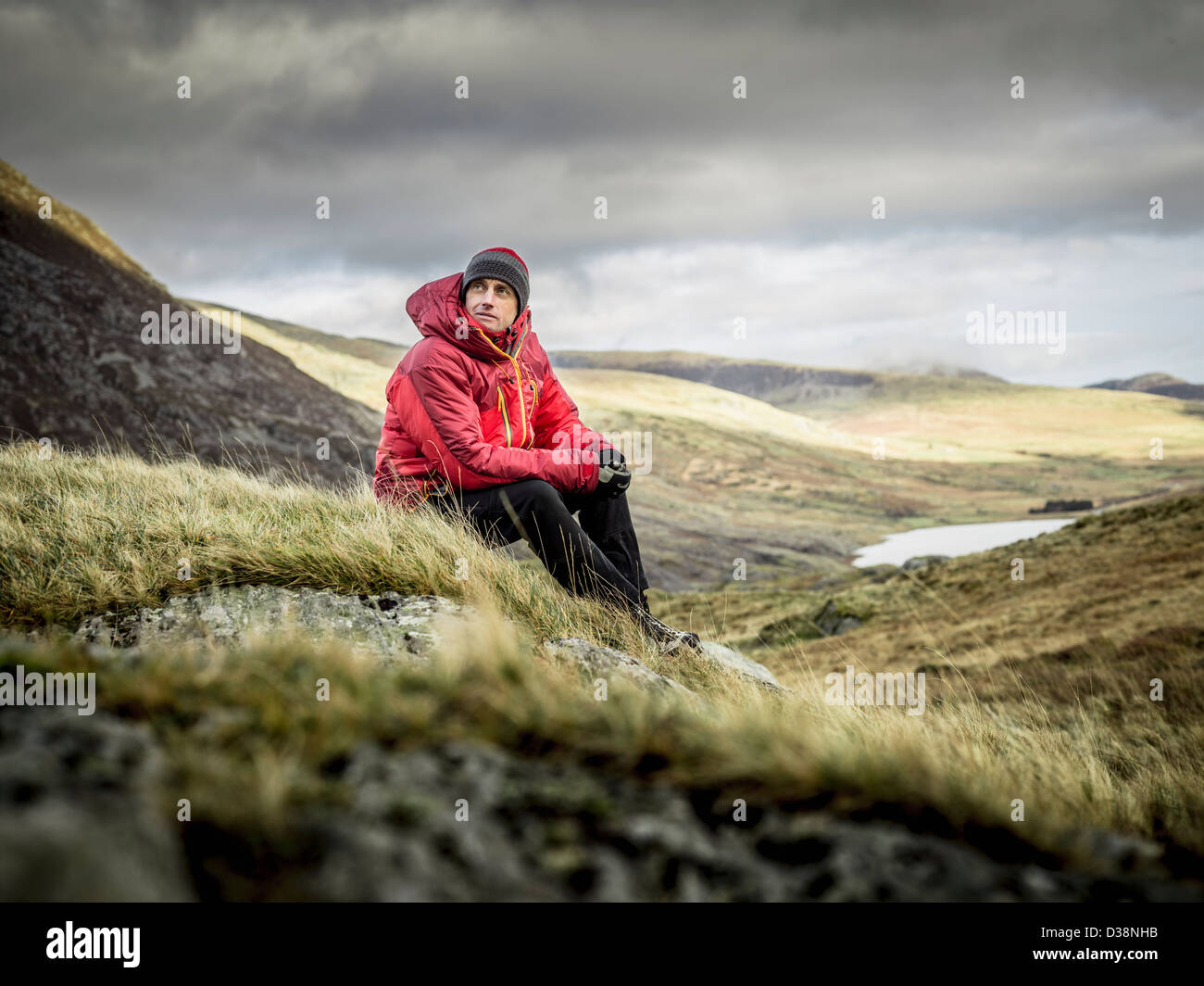 L'uomo escursioni nel paesaggio roccioso Foto Stock