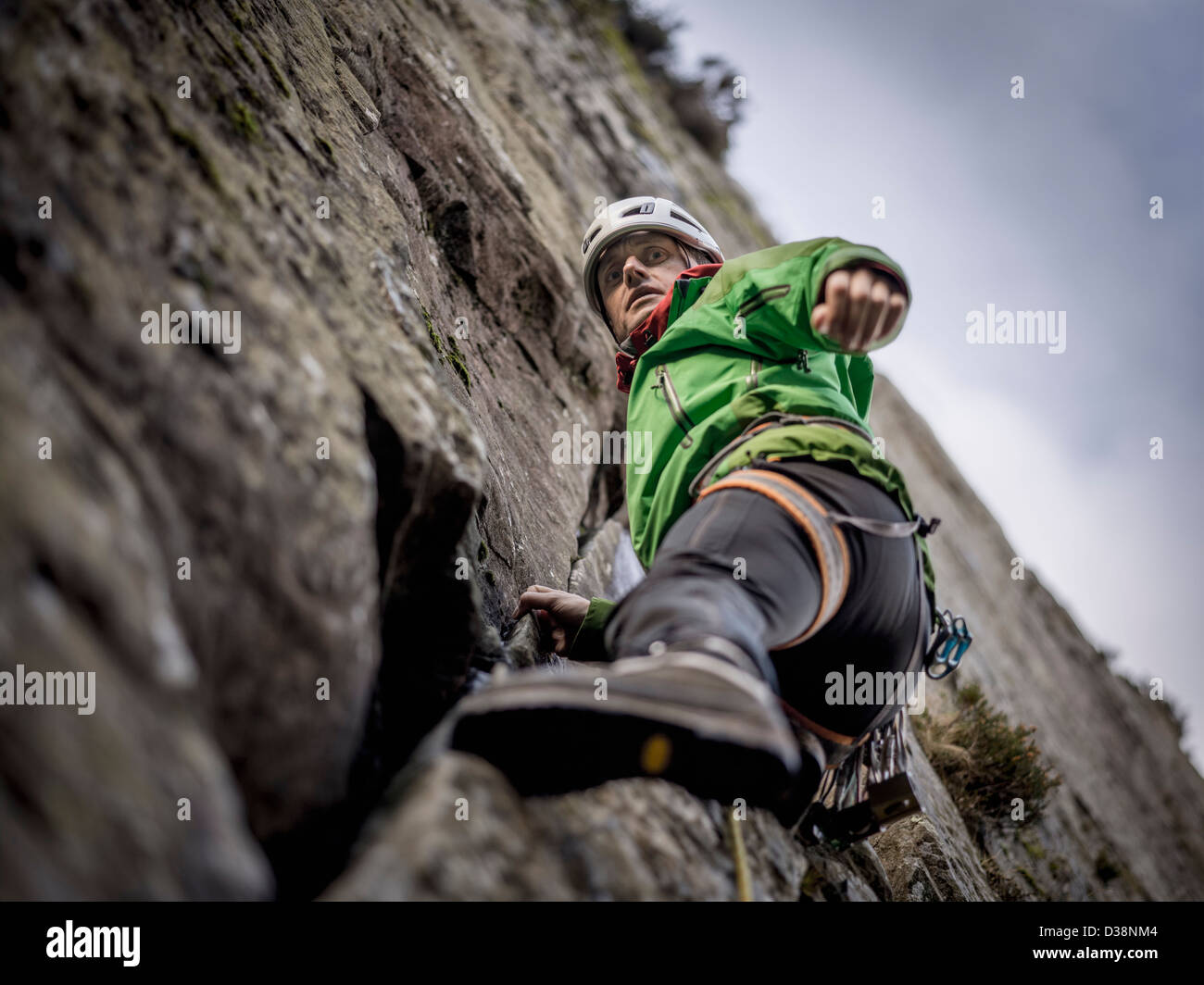 Scalatore di ridimensionamento in scala ripida roccia Foto Stock