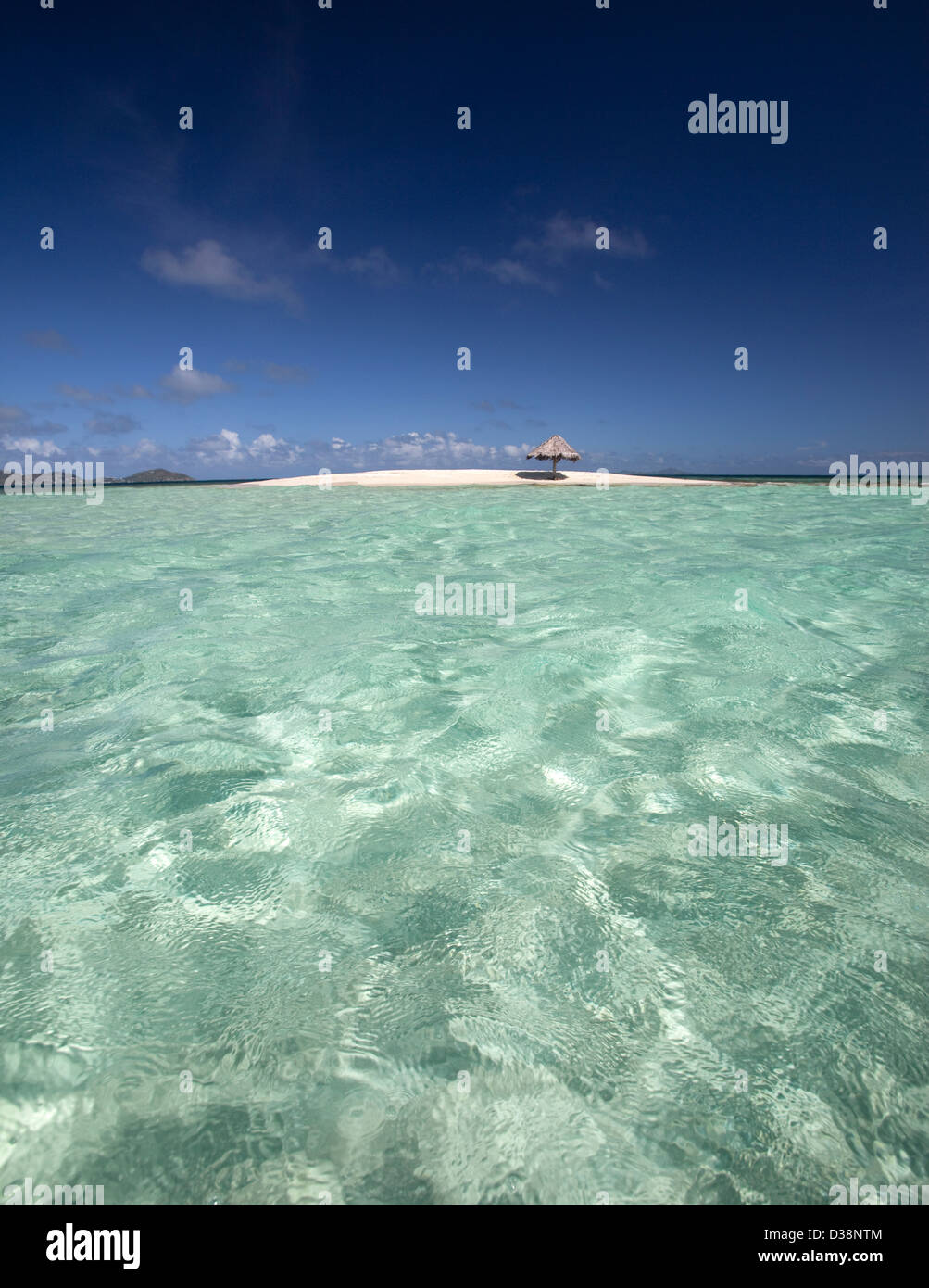Acqua tropicale e la spiaggia di sabbia Foto Stock