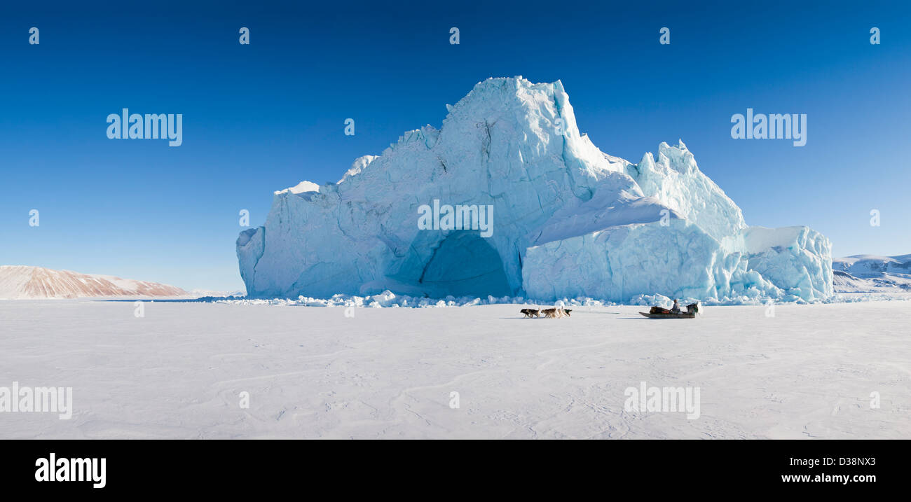 Glacier affacciato sul paesaggio innevato Foto Stock
