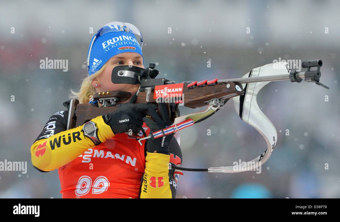 Nadine Horchler di Germania compete al poligono durante la donna 15 km gara individuale presso i Campionati Mondiali di Biathlon 2013 in Nove mesto, Repubblica ceca, 13 febbraio 2013. Foto: Martin Schutt/dpa Foto Stock