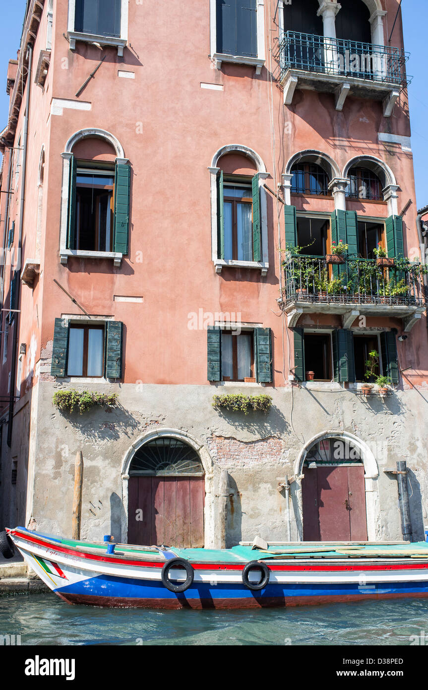 Barca colorati e sbiadita edifici nel quartiere di Castello di Venezia Foto Stock