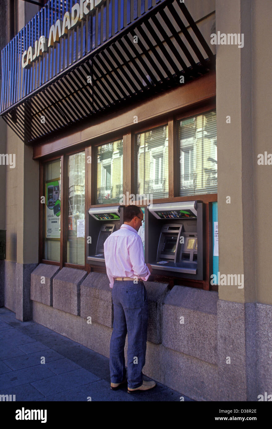 Lo spagnolo, spagnolo uomo, ATM, Bancomat, Caja Madrid, banca, Madrid, Provincia di Madrid, Spagna, Europa Foto Stock