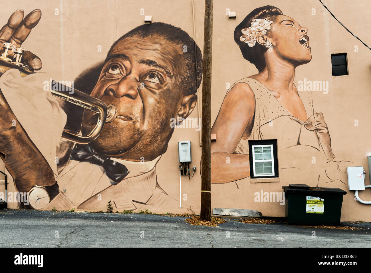 Due musicale americana e jazz icone, Billie Holiday e Louis Armstrong su una pittura murale in Carrollton, Georgia. Foto Stock