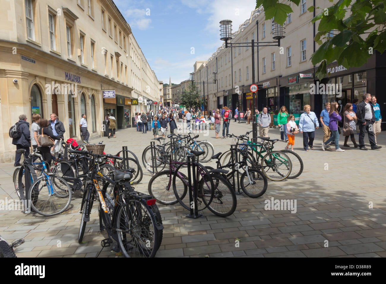 Gli acquirenti e i visitatori su Southgate Street nella vasca da bagno. Bike stand ed un cartello che vieta di biciclette in zona pedonale. Foto Stock