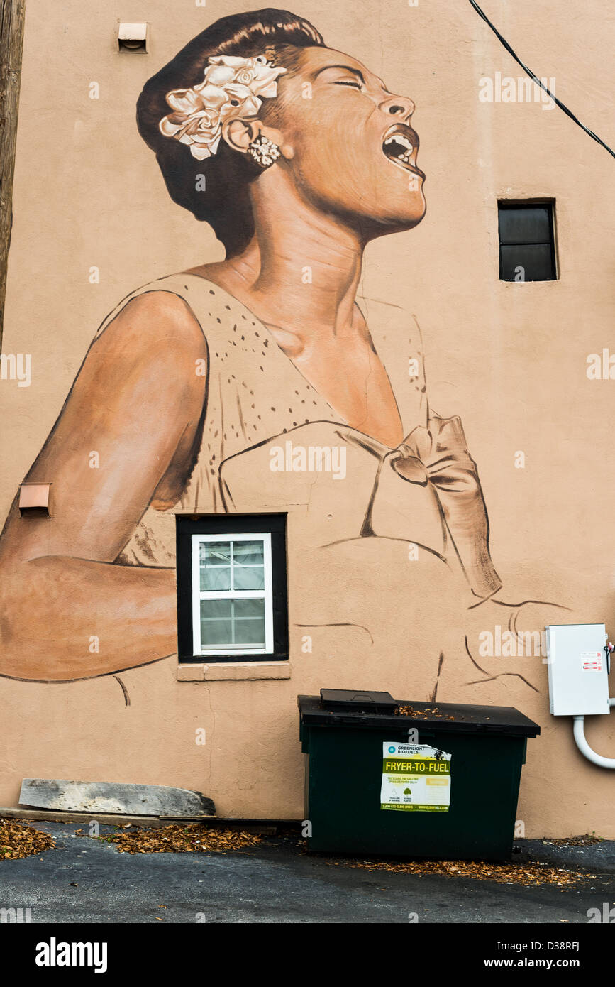Il leggendario jazz e icona musicale Billie Holiday canta il suo cuore a questa pittura murale in Carrollton, Georgia. Foto Stock