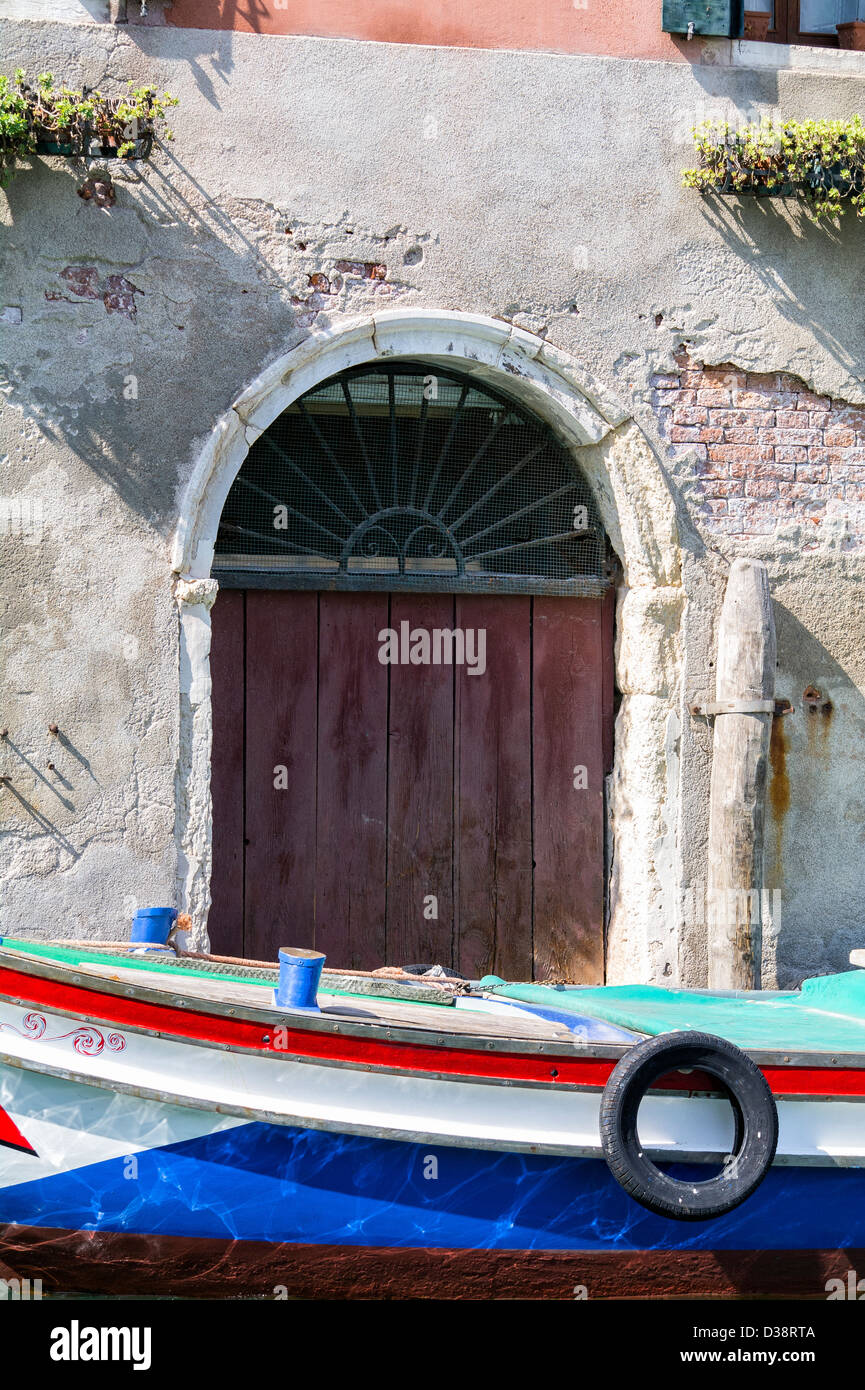 Barca colorati e sbiadita edifici nel quartiere di Castello di Venezia Foto Stock