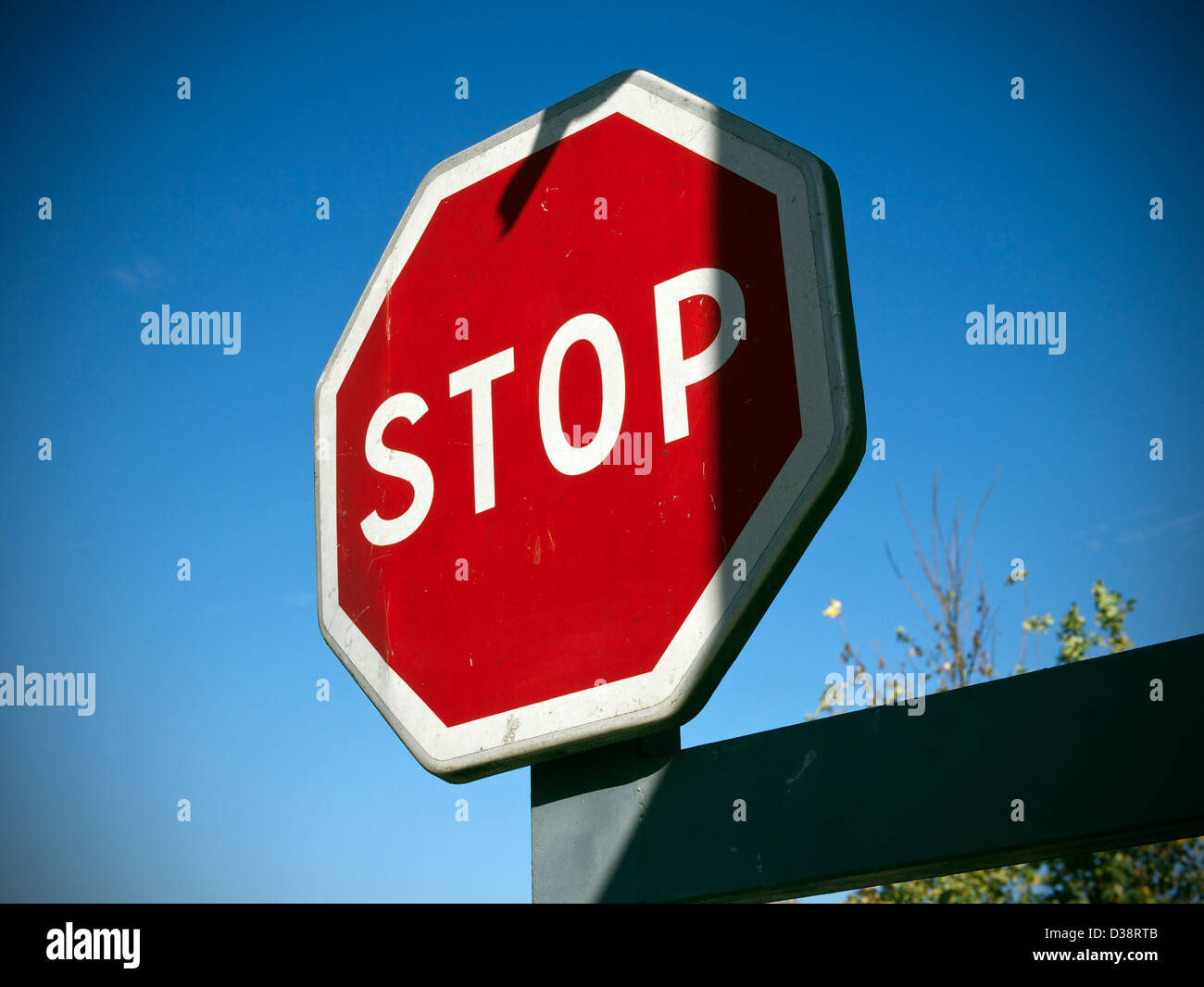 Il traffico di un segnale di STOP Foto Stock