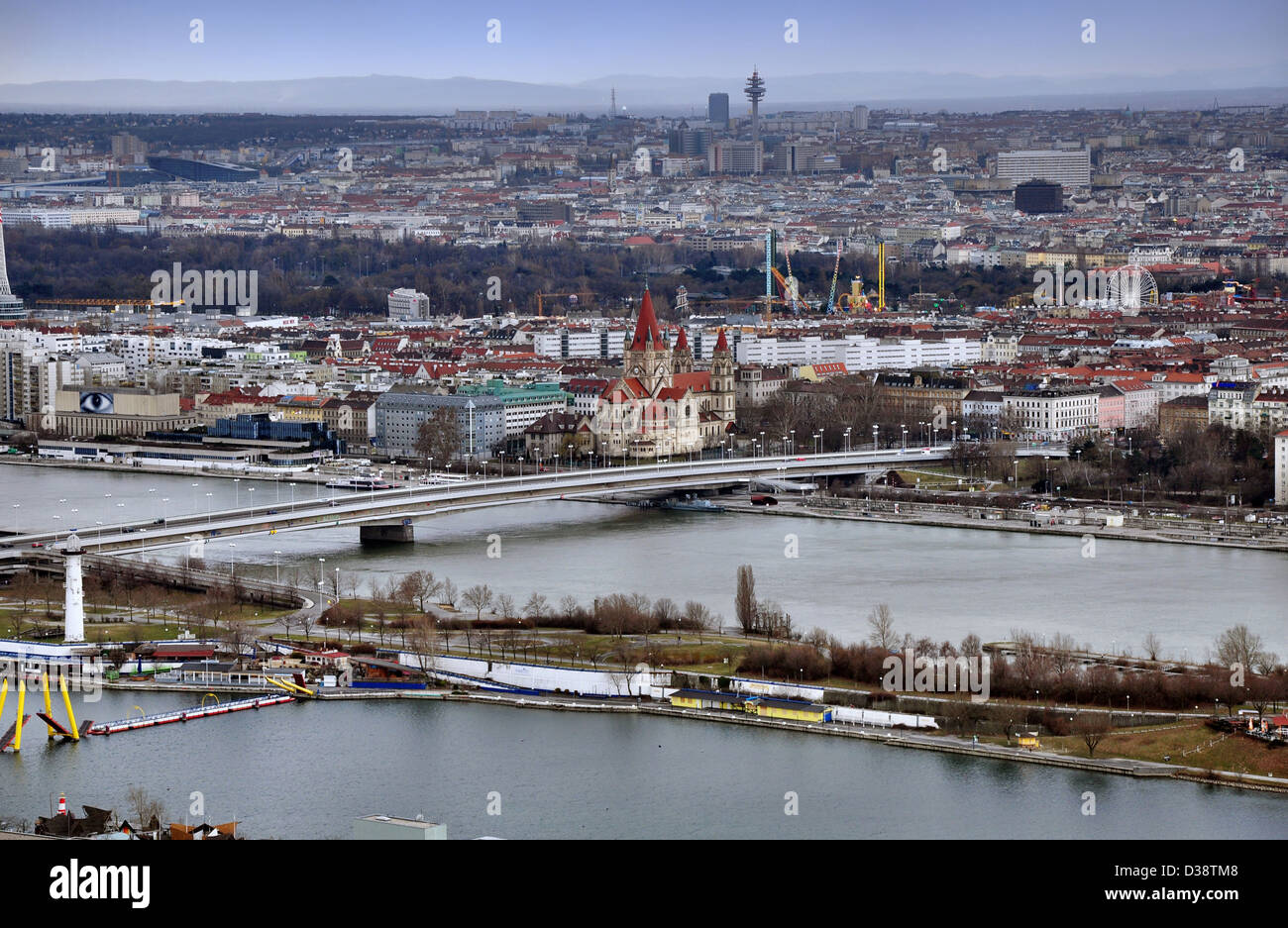 Paesaggio urbano di Vienna con il Danubio, Reichsbrucke e di San Francesco di Assisi chiesa Foto Stock
