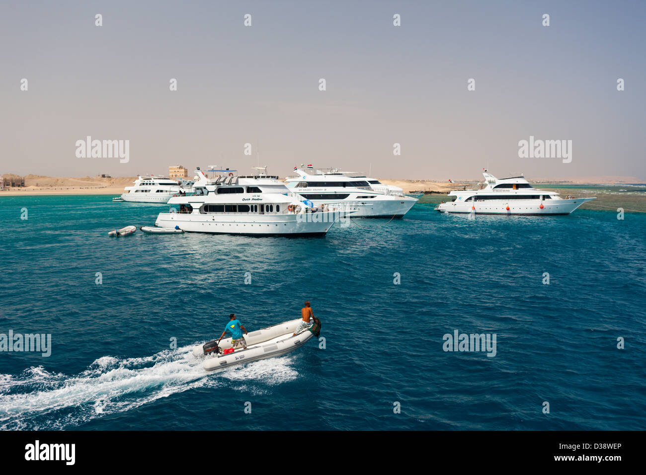 Barche immersioni a Marsa Tahir Bay, Mar Rosso, Egitto Foto Stock