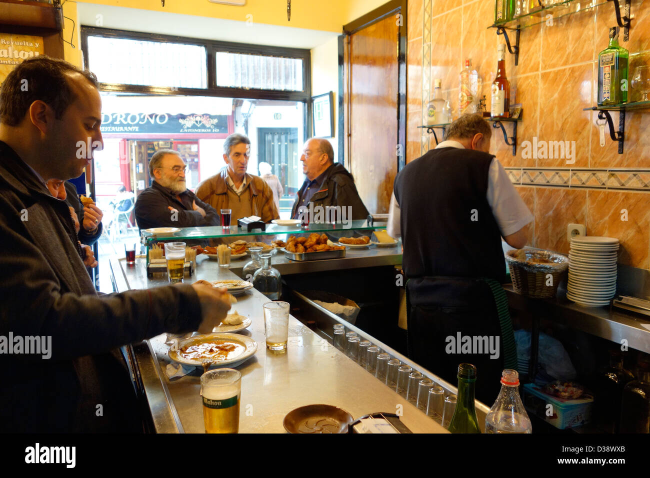 Casa revuelta madrid spagna bar birra uomini cod Foto Stock