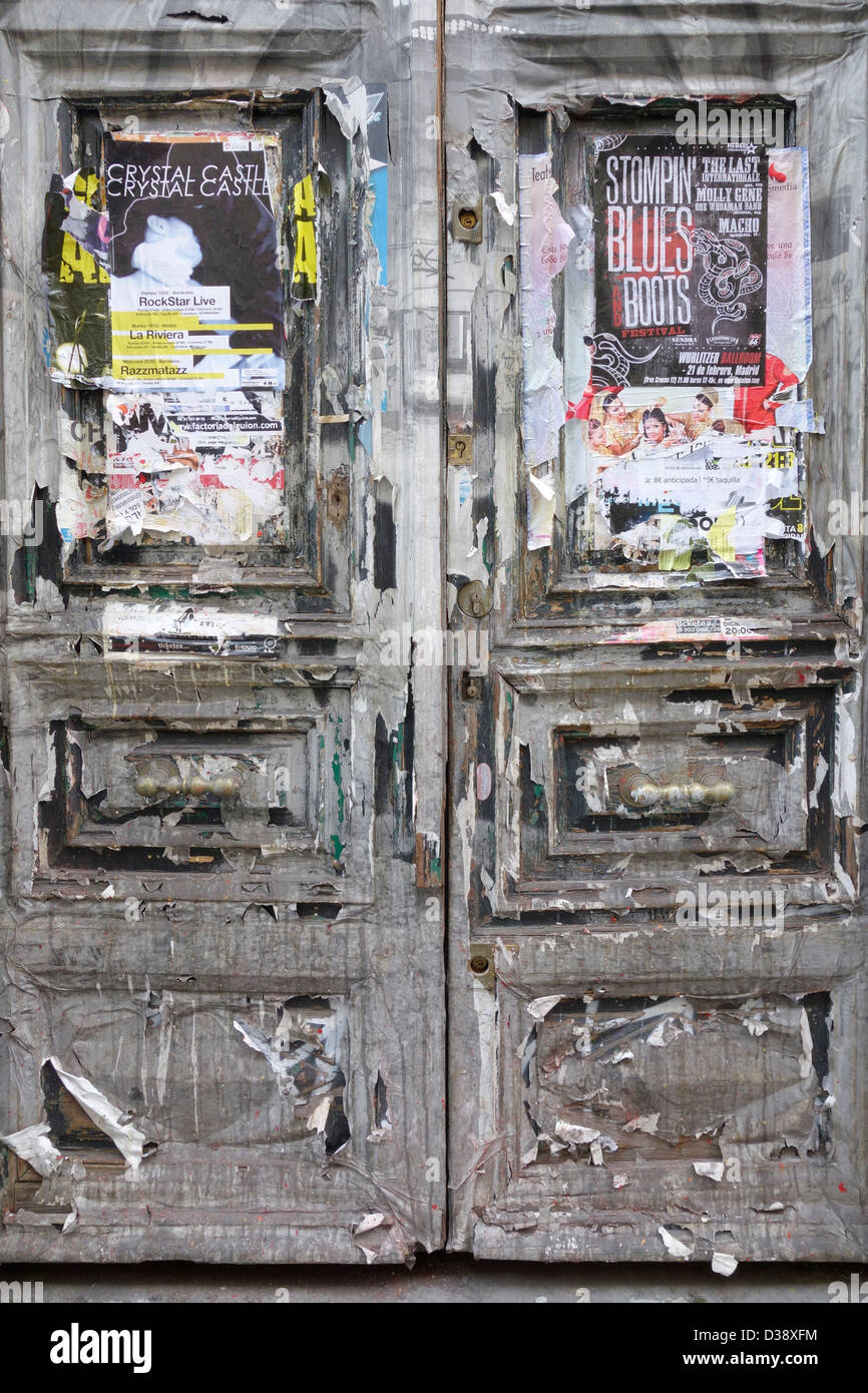 Il legno porta di legno vecchio vernice scrostata madrid spagna vecchio rustico texture chiuso Foto Stock