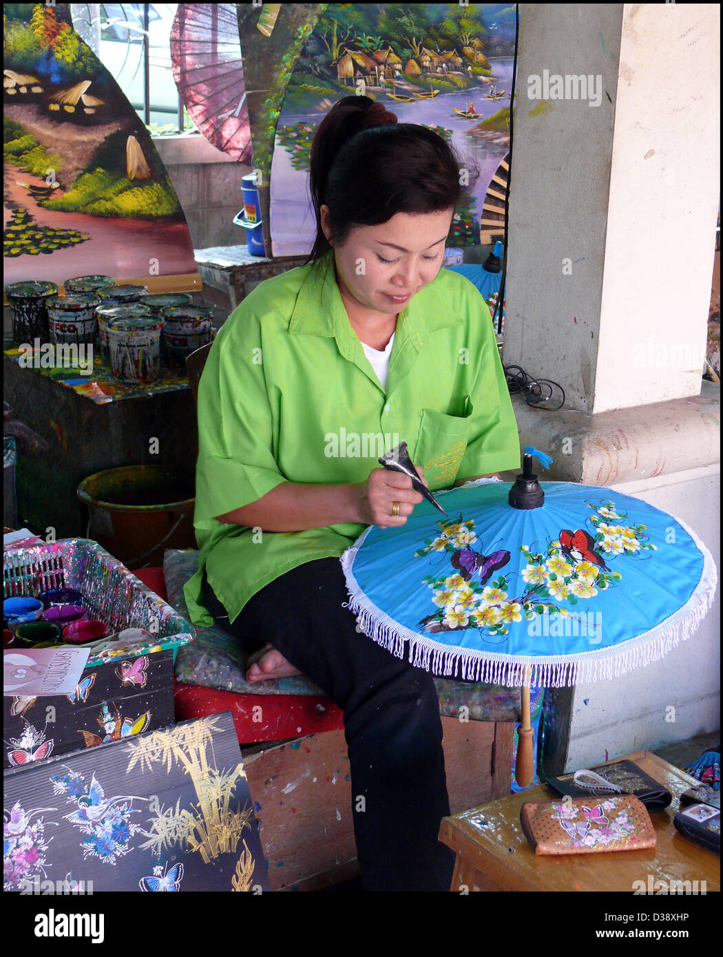 Bo Sang ombrello facendo centro in Chiang Mai è un centro di artigianato dove è possibile guardare le donne fanno bambù e carta ombrelloni, poi mano-li di vernice con tradizionale Thai scene o motivi floreali. Foto Stock