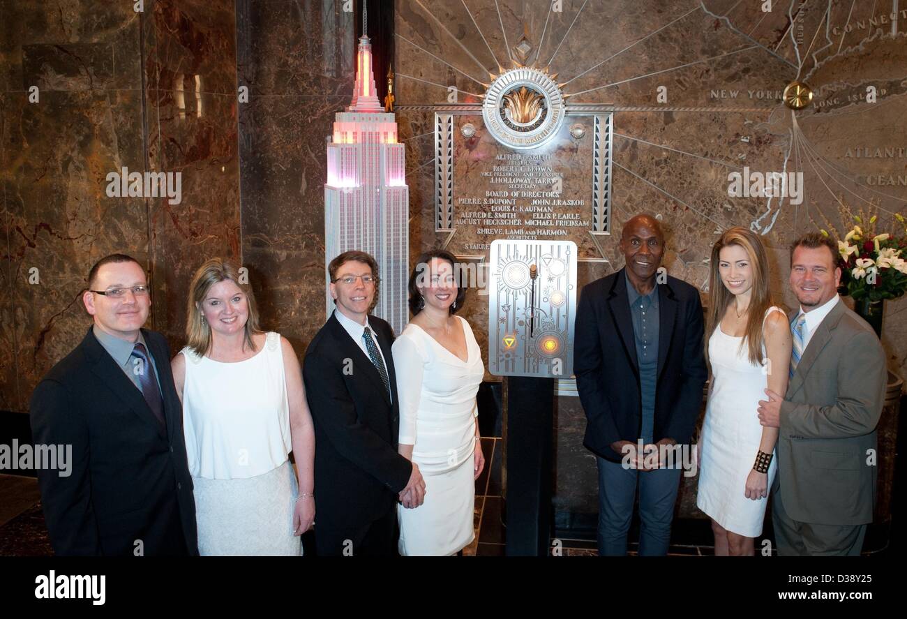 Febbraio 13, 2013 - Manhattan, New York, Stati Uniti - Da sinistra: il giovane John Kelly e Kari Morey, giovane Daniel Rosenthal e Laurie Ann Phillips, Preston Bailey e giovane Danielle Brabham e Michael Lynch. Preston Bailey, celebrity event designer e questo anno di Empire State Building il giorno di San Valentino Wedding designer e le tre coppie vincenti dell'Empire State Building del XIX annuale di San Valentino concorso di nozze, luce la costruzione in rosso, rosa e bianco, Mercoledì, 13 febbraio 2013. (Immagine di credito: credito: Bryan Smith/ZUMAPRESS.com/Alamy live news) Foto Stock