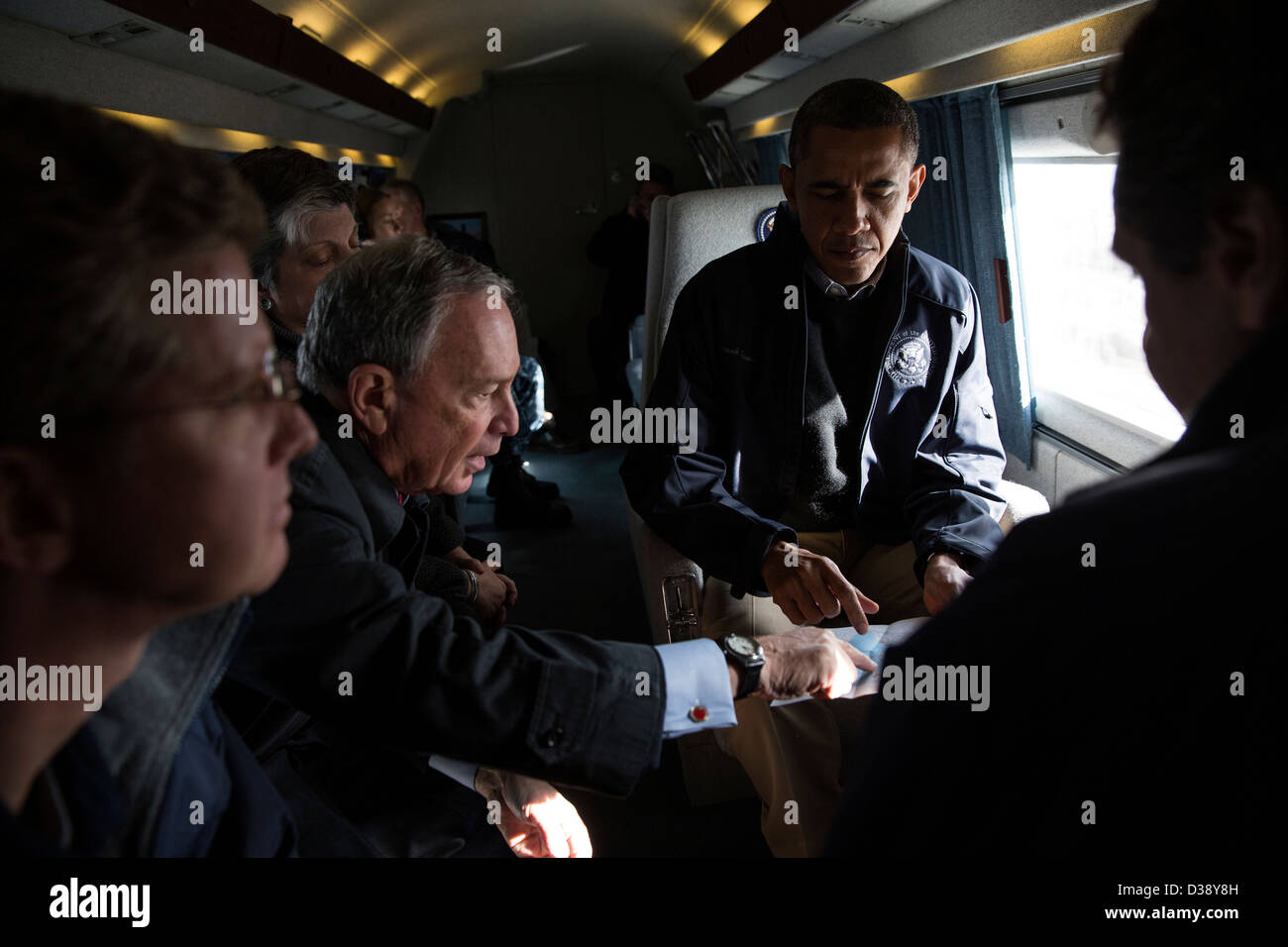 New York City Mayor Michael Bloomberg visualizza una mappa con il presidente durante una gita aerea per visualizzare i danni da Hurricane Sandy Foto Stock
