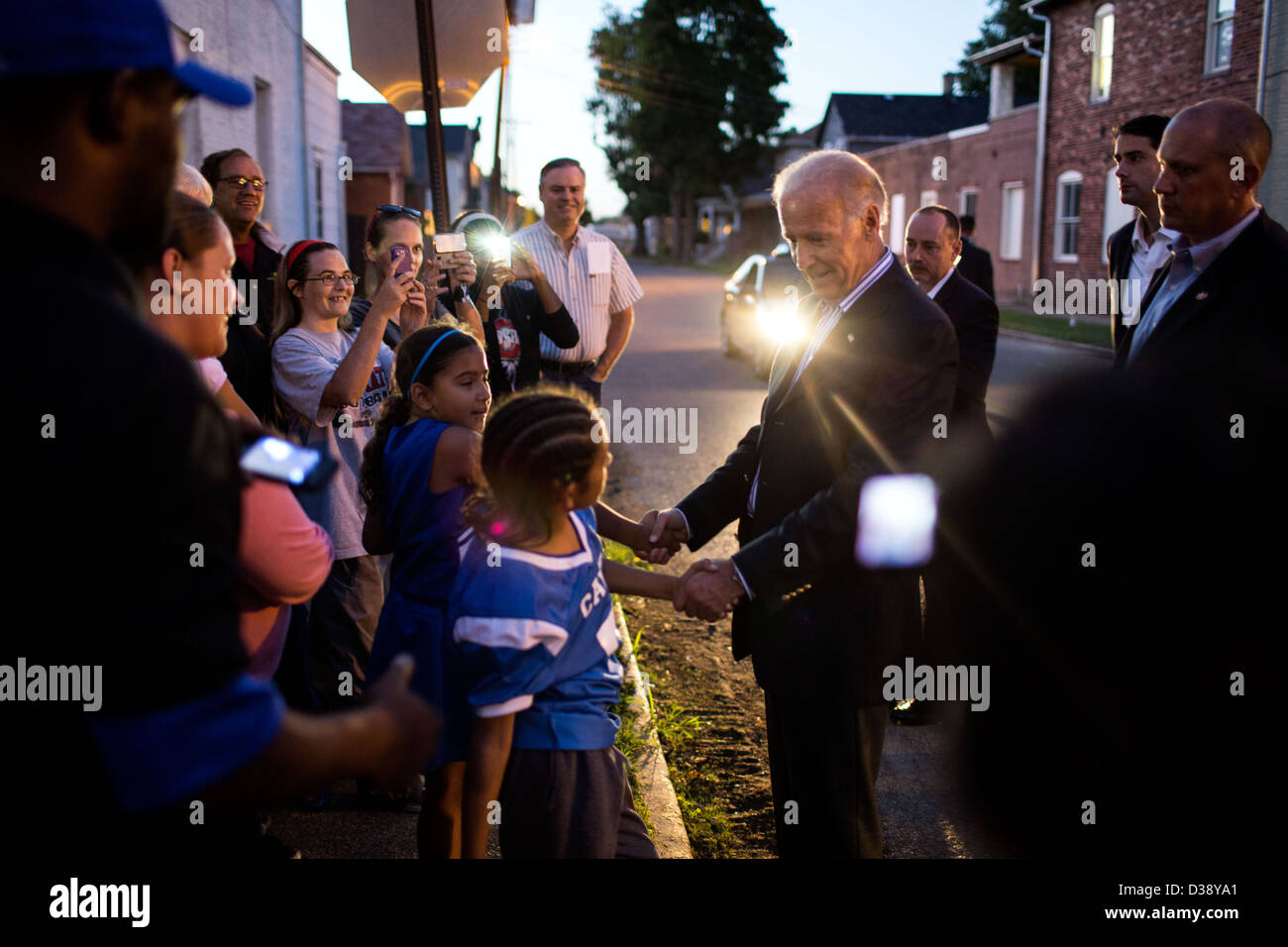 Vice Presidente saluta persone raccolte al di fuori del Obama per l'America field office in Chillicothe, Ohio Foto Stock