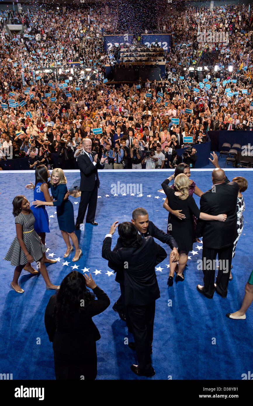 Obama e Biden famiglie unite insieme sul palco dopo il discorso del Presidente della Repubblica in alla Convenzione Nazionale Democratica in Charlotte Foto Stock