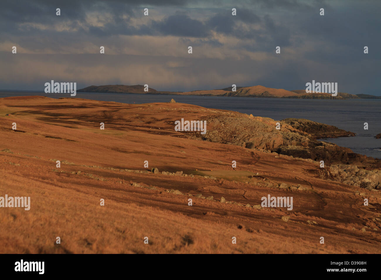 Guardando dal campo da golf di Skawtaing su Whalsay verso l'Out Skerries, Isole Shetland Foto Stock