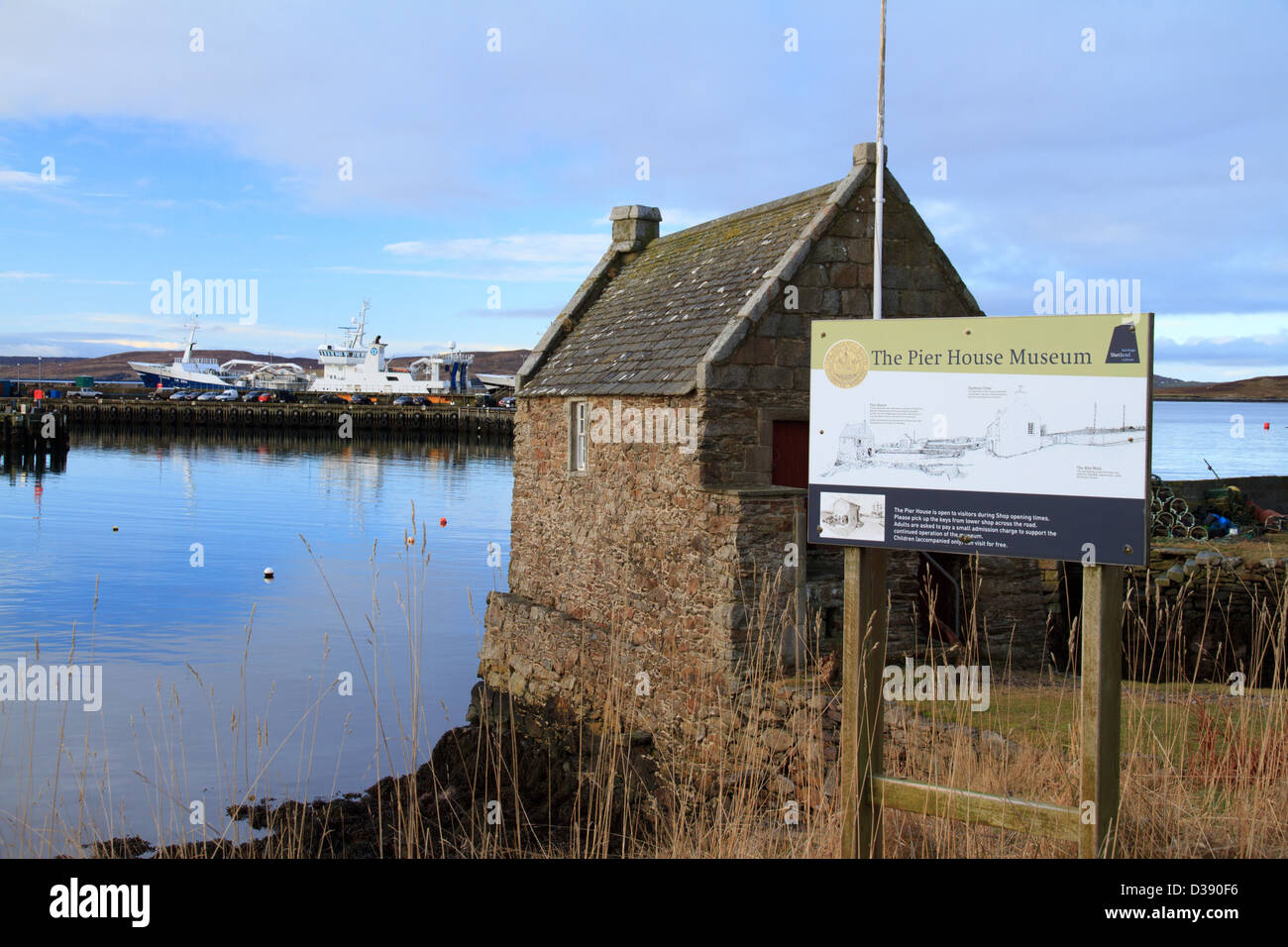 Il piccolo molo House Museum, un ex böd o deposito a Symbister su Whalsay, Isole Shetland Foto Stock