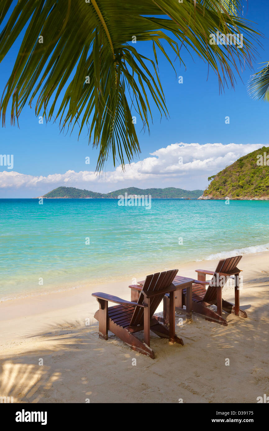 Thailandia - due sedie a sdraio sulla spiaggia vicino al mare, Ko Samet Island, Thailandia, Asia Foto Stock