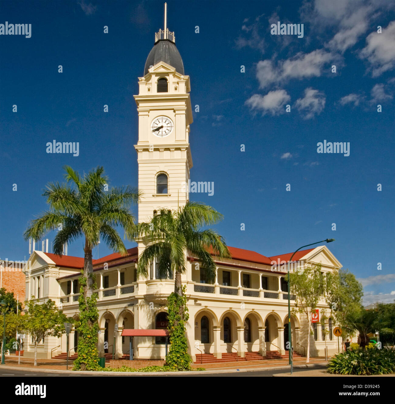 Ornati storico post office con la torre dell orologio e colonnato arcuata e palme nel Queensland città di Bundaberg Australia Foto Stock