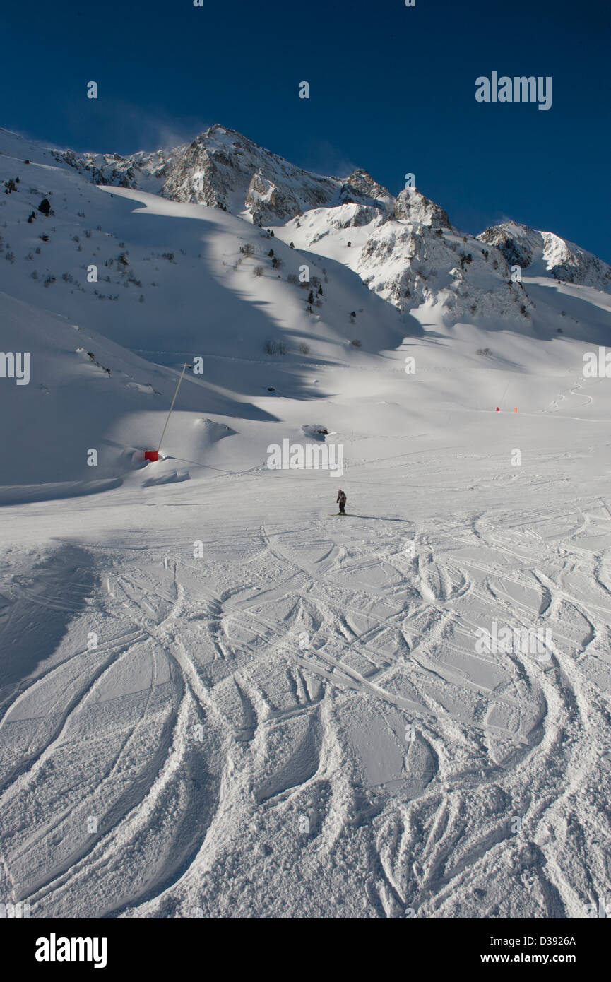 Sciatore godendo di polvere profonda neve sci fuori pista a Saint-Lary, alti Pirenei, Francia Foto Stock