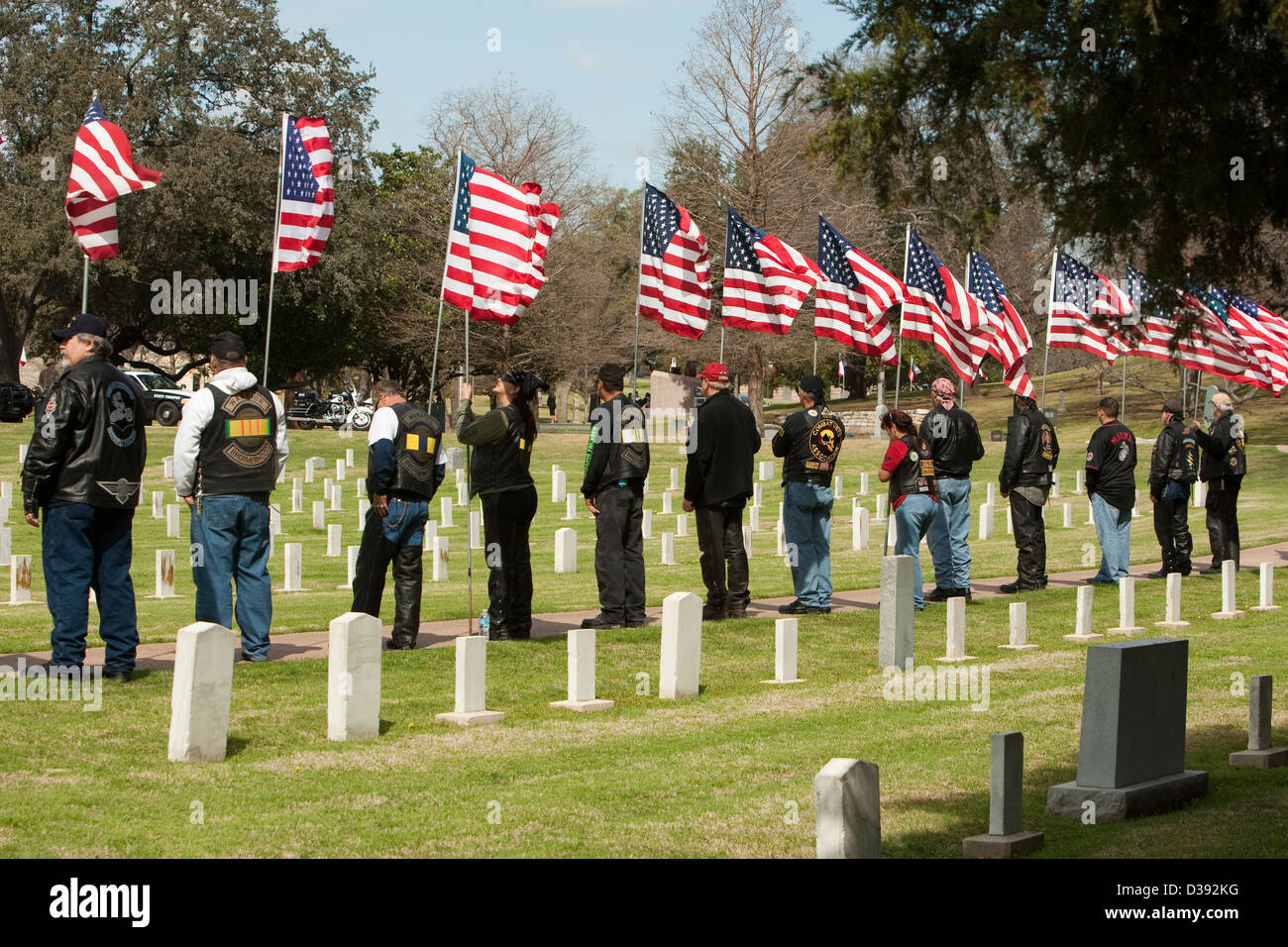 Veterani militari tenere bandierine americane al funerale di guarnizione Nay Chris Kyle di Austin in Texas Foto Stock