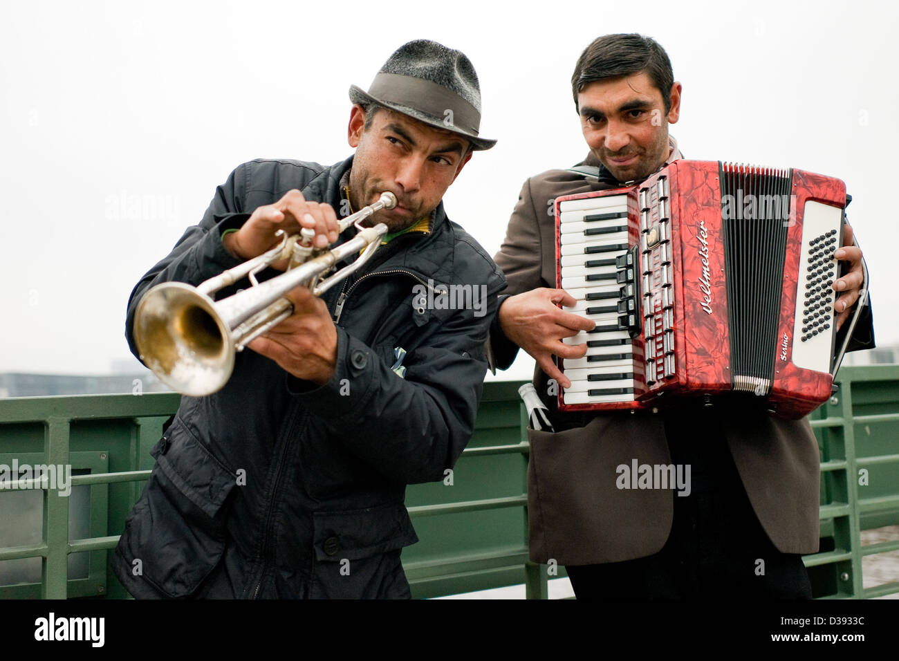 Berlino, Germania, musicisti di strada la riproduzione del Gustav-Heinemann-Bridge Foto Stock