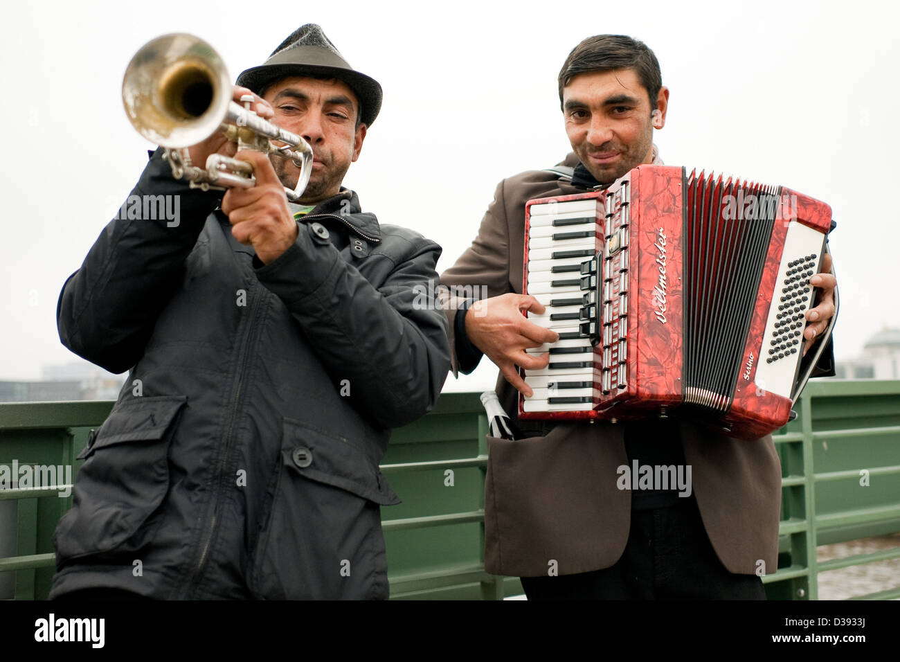 Berlino, Germania, musicisti di strada la riproduzione del Gustav-Heinemann-Bridge Foto Stock