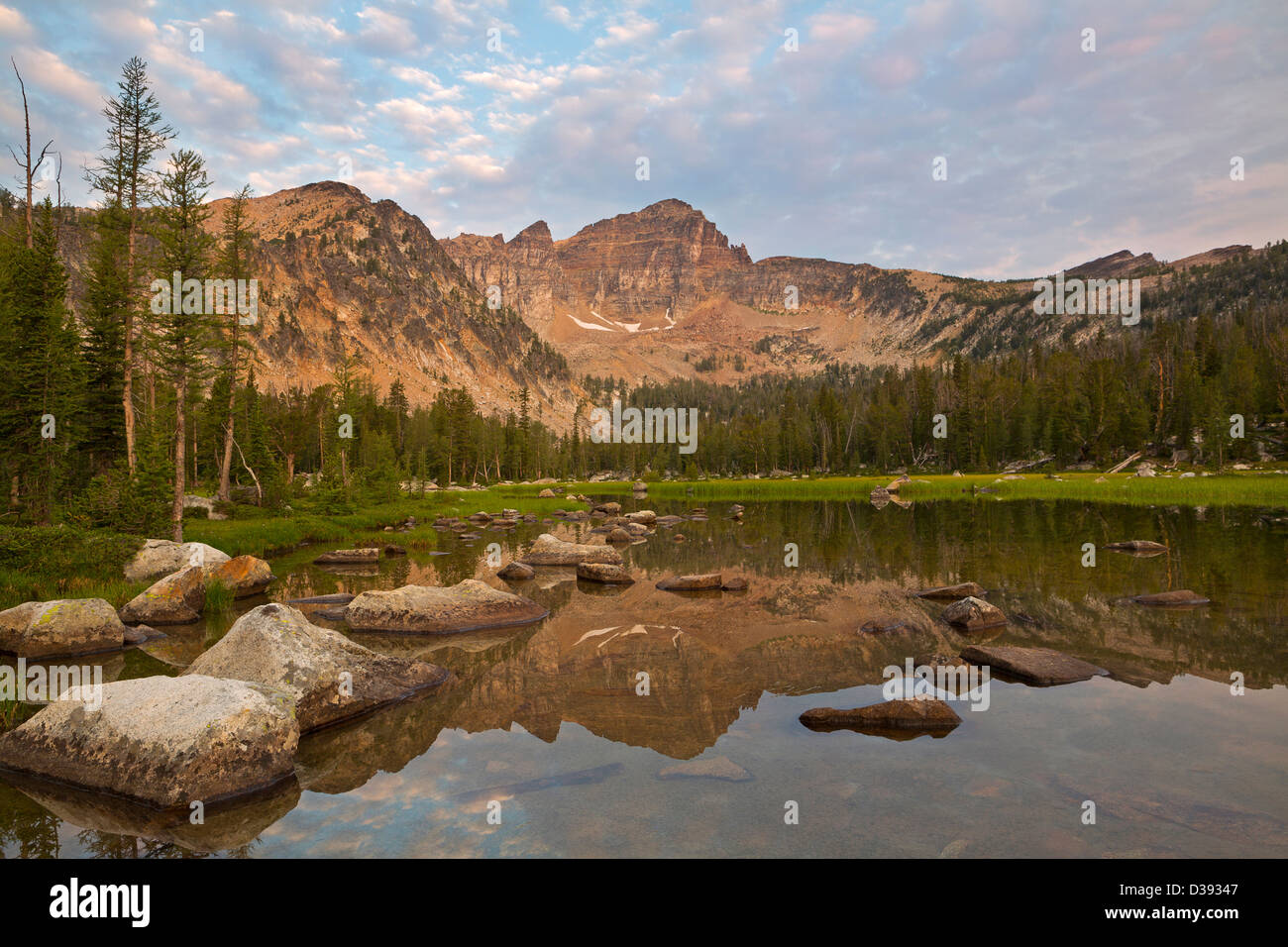 Warren Peak e Warren Lago in Anaconda Pintler Wilderness del Montana. L'estate. Stati Uniti d'America Foto Stock