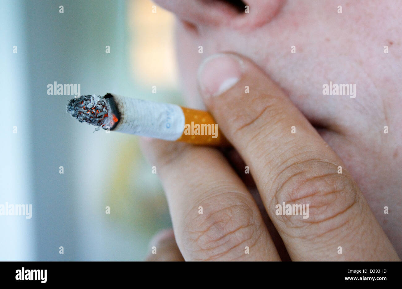 Berlino, Germania, una donna fuma una sigaretta Foto Stock