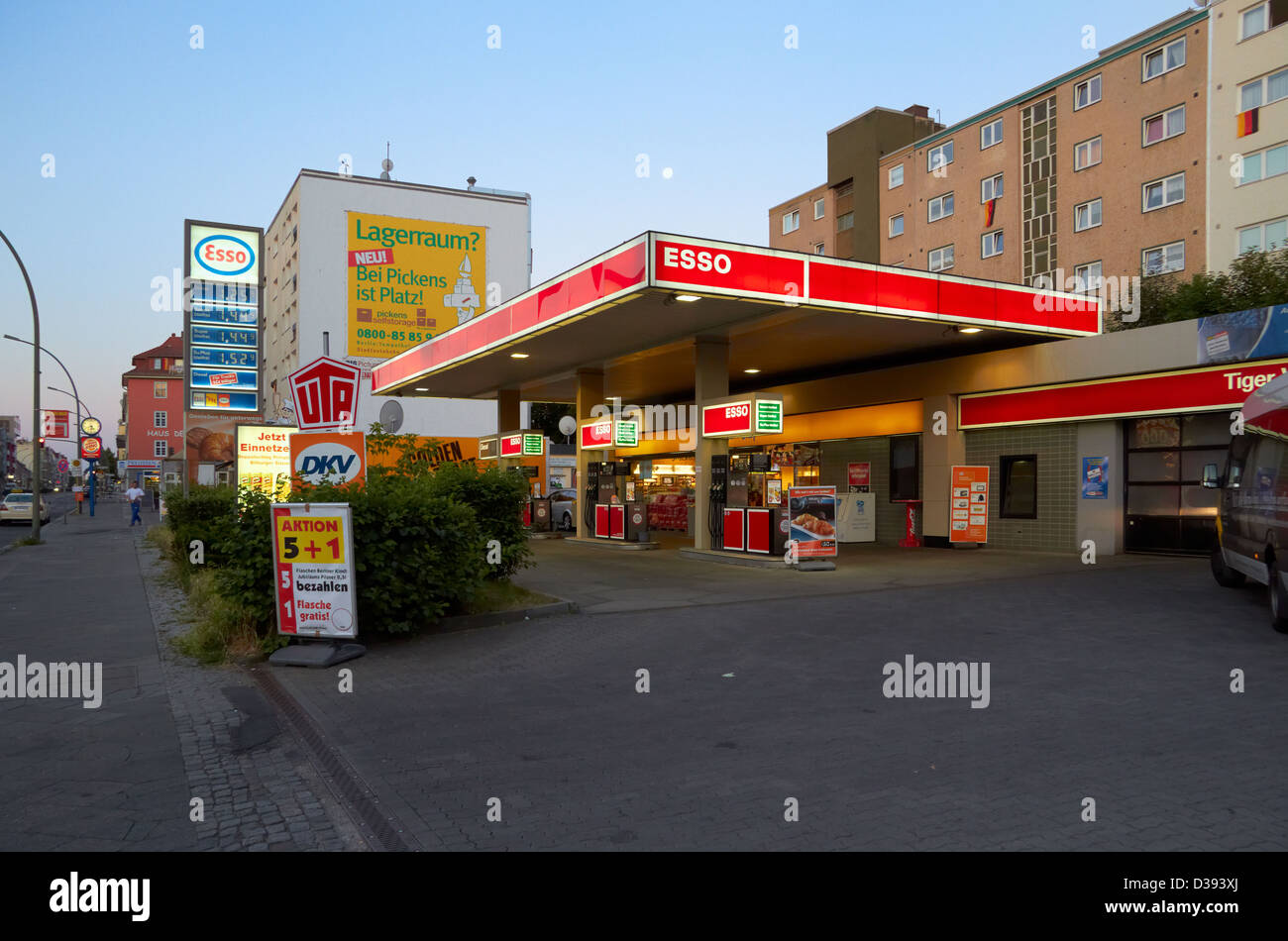 Berlino, Germania, esso gas station questa mattina Foto stock Alamy