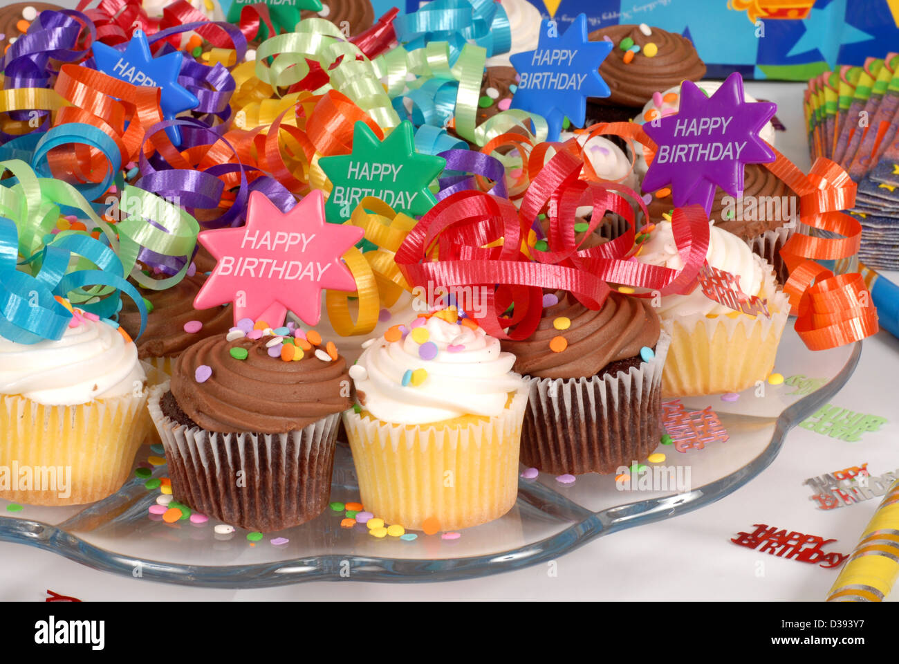 Primo piano di un piatto di Deliziose tortine decorate con buon compleanno tema Foto Stock