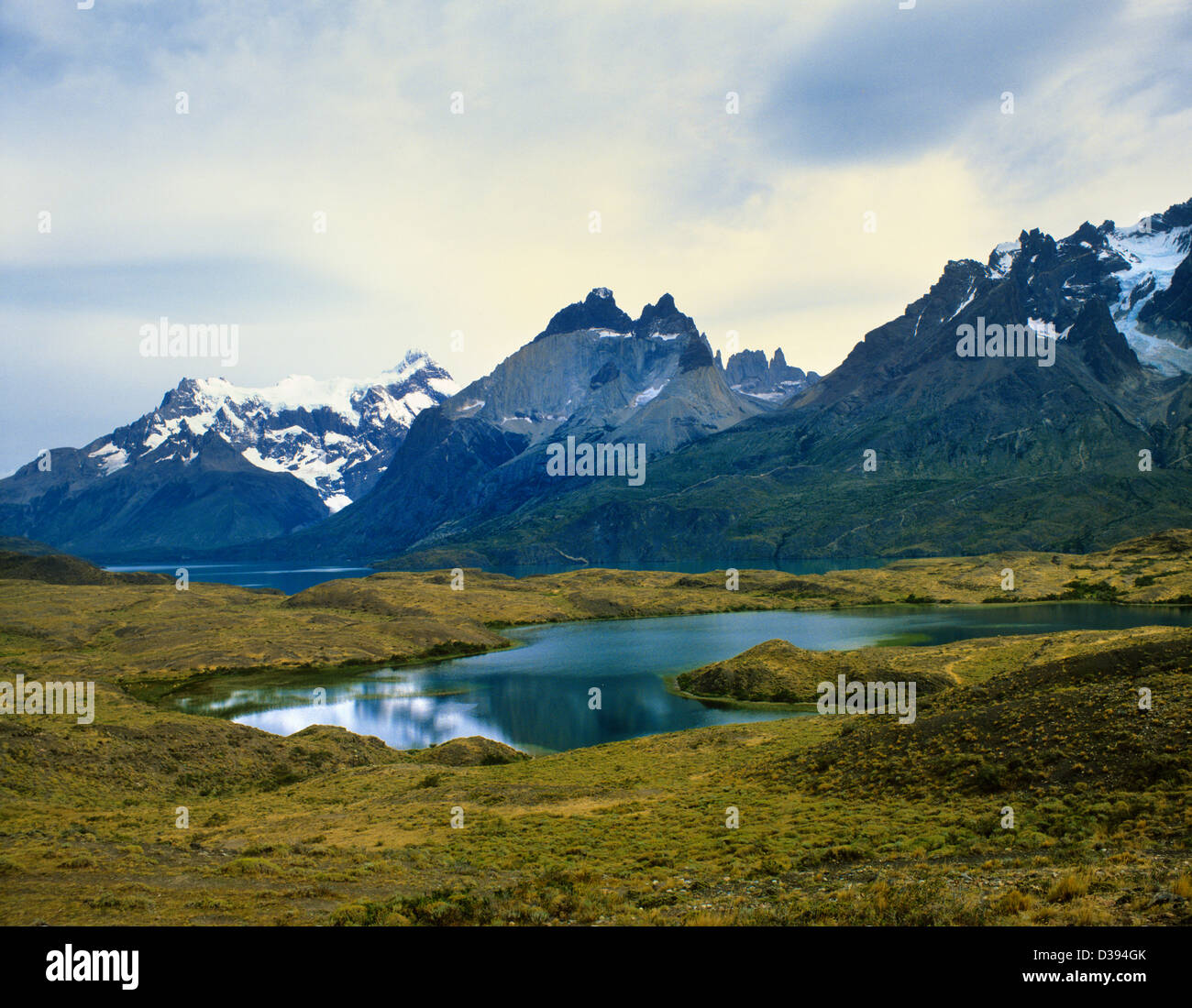 Il Cile, Regione Magallanes, Parque Nacional Torres del Paine, Cerro Paine Grande, Cuernos del Paine e Cerro Almirante Nieto Foto Stock