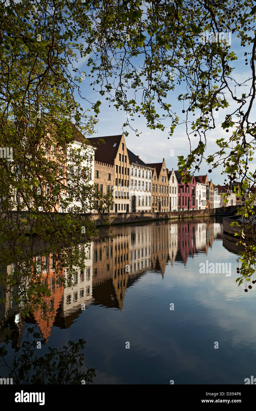 Le case si riflette sul canal, Bruges, Belgio Foto Stock