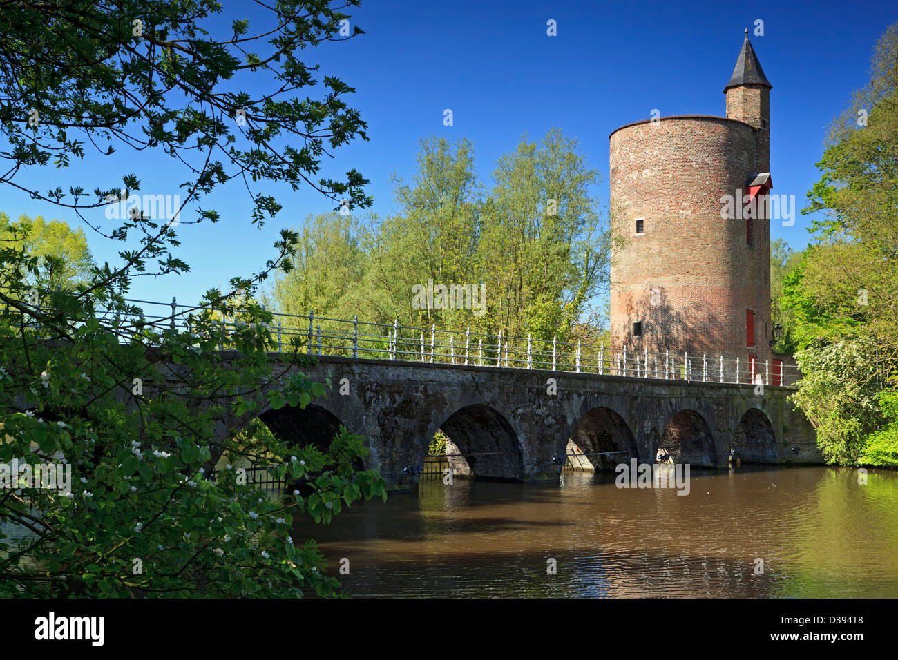 Tower Bridge e canal, parco Minnewater, Bruges, Belgio Foto Stock