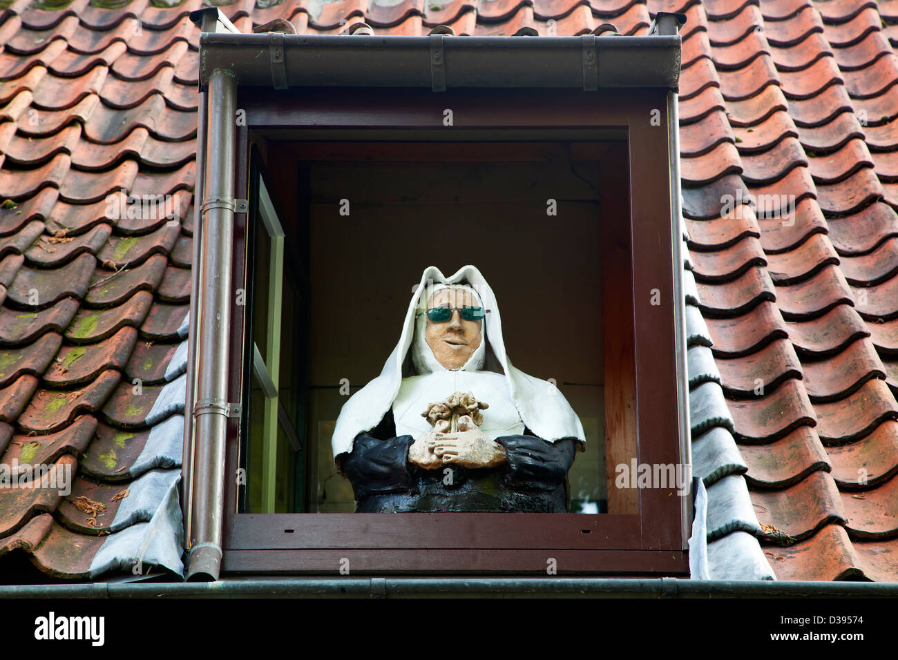 Nun scultura sulla finestra, Bruges, Belgio Foto Stock