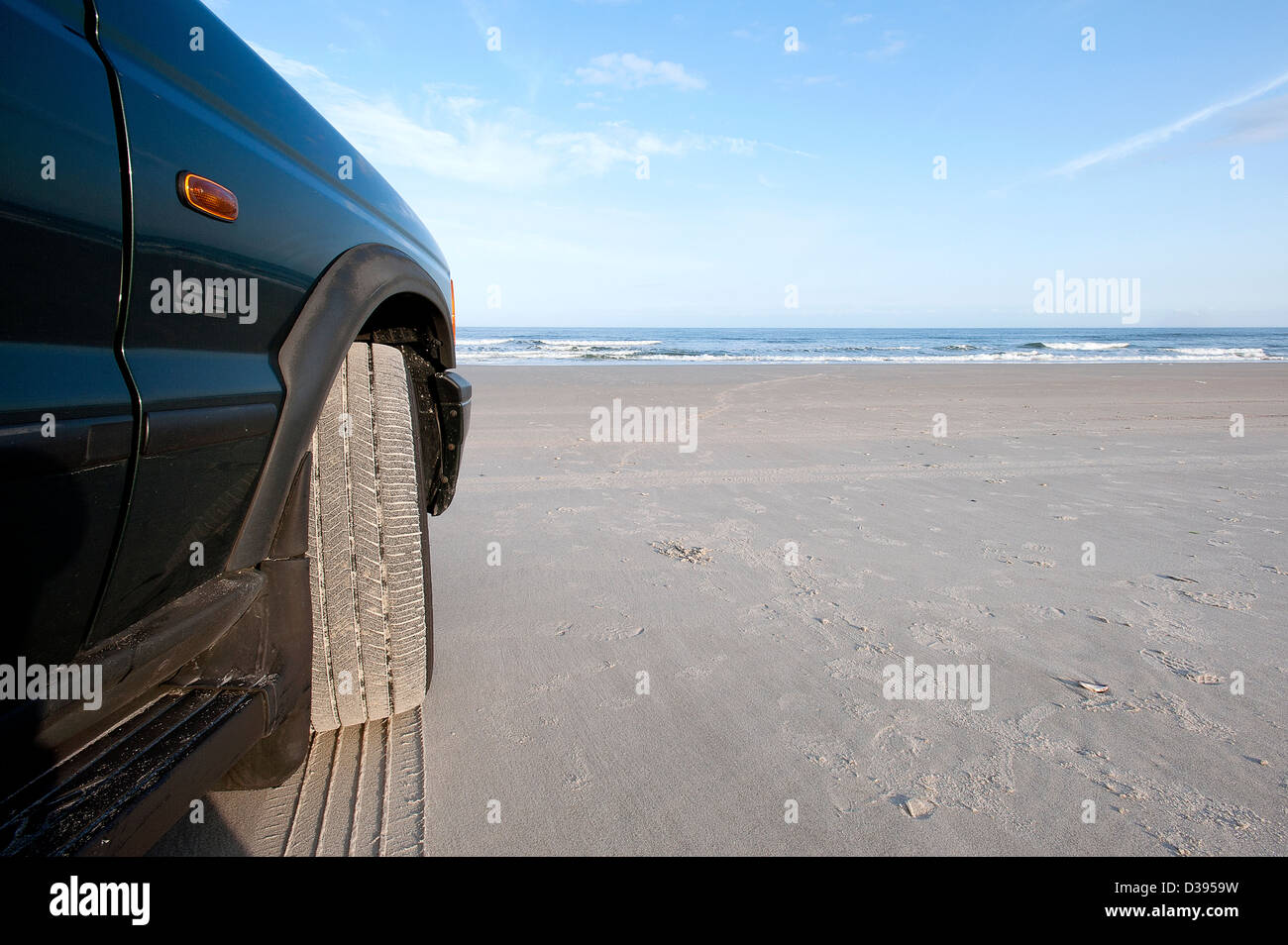 Veicoli a trazione integrale sulla spiaggia pubblica. Foto Stock