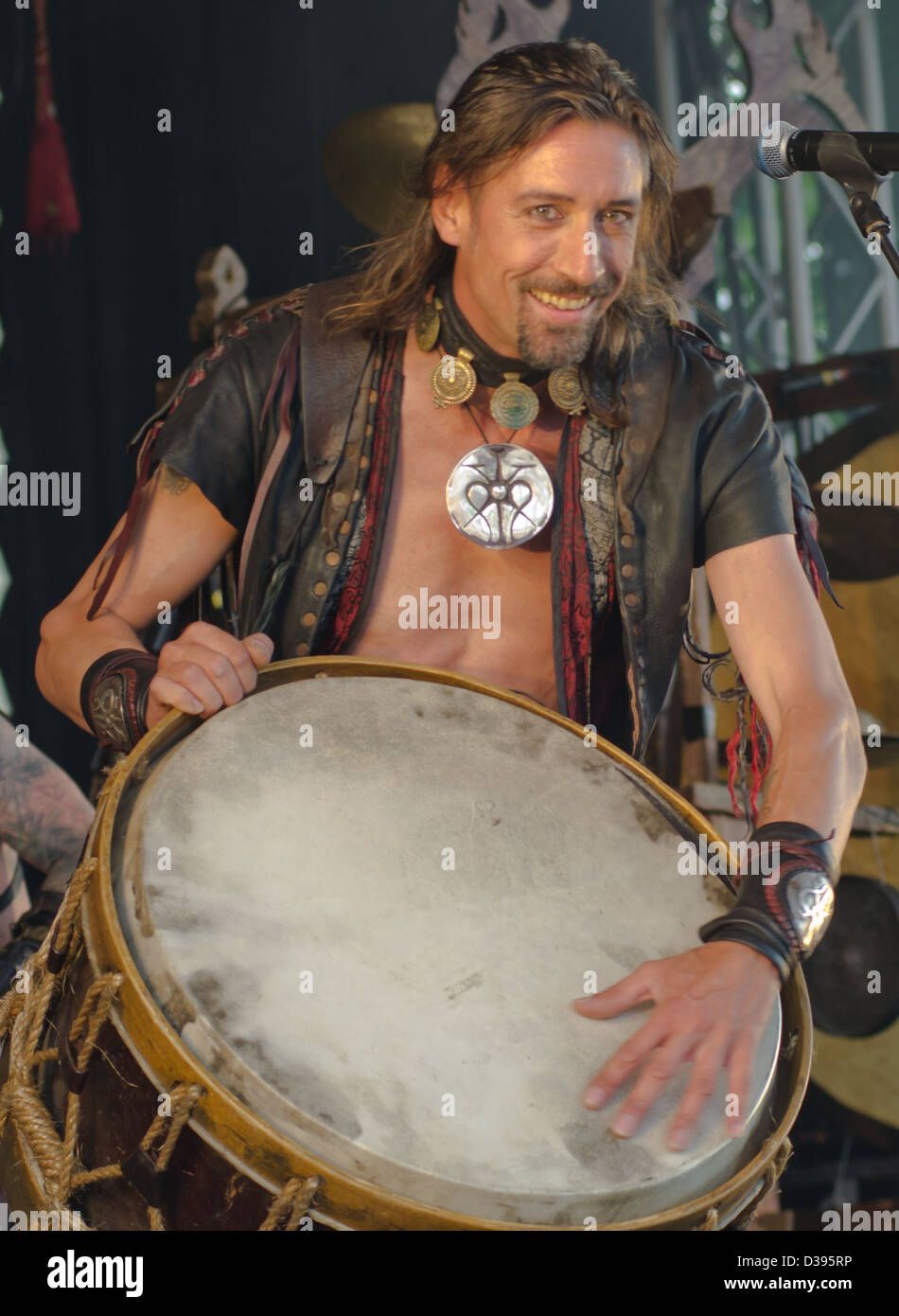 Harmann der Drescher della band tedesca Corvus Corax suonare dal vivo presso il Amphi Festival Goth Foto Stock