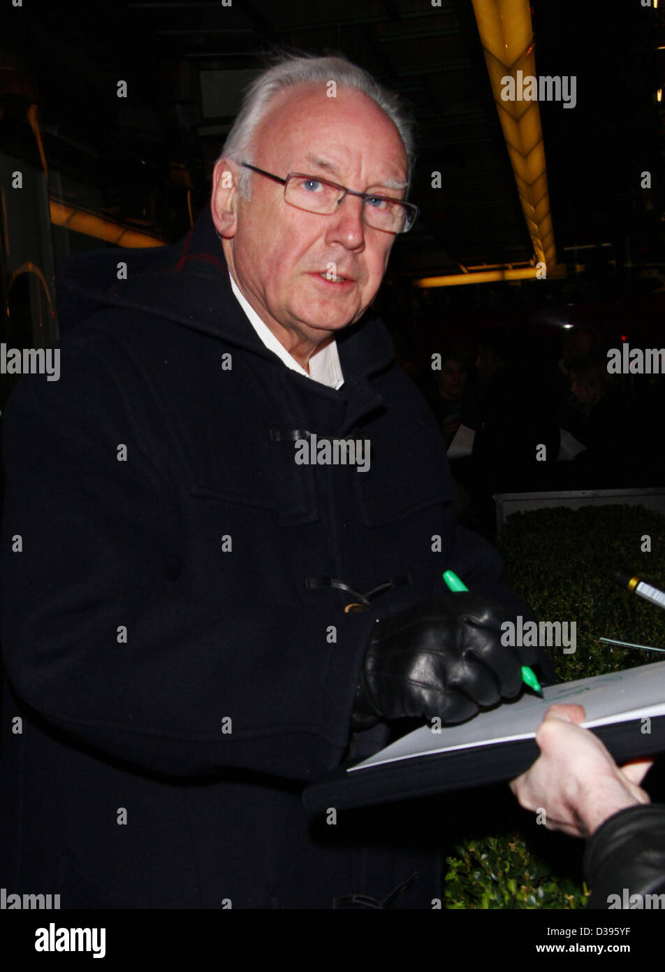 Londra, UK, 13 Febbraio 2013: Pete Waterman arriva per il Let it Be - serata di gala al Savoy Theatre, il filamento. Foto Stock