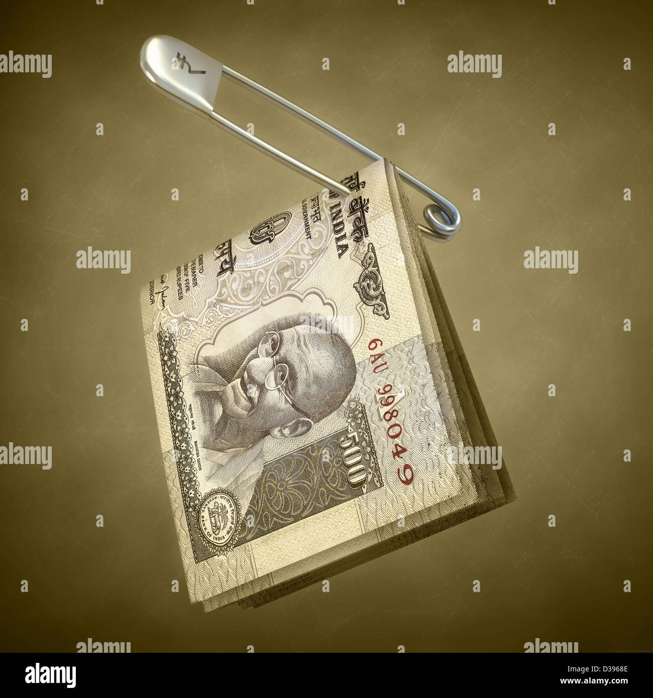 Indian cinquecento rupee note imperniata in un perno di sicurezza Foto Stock