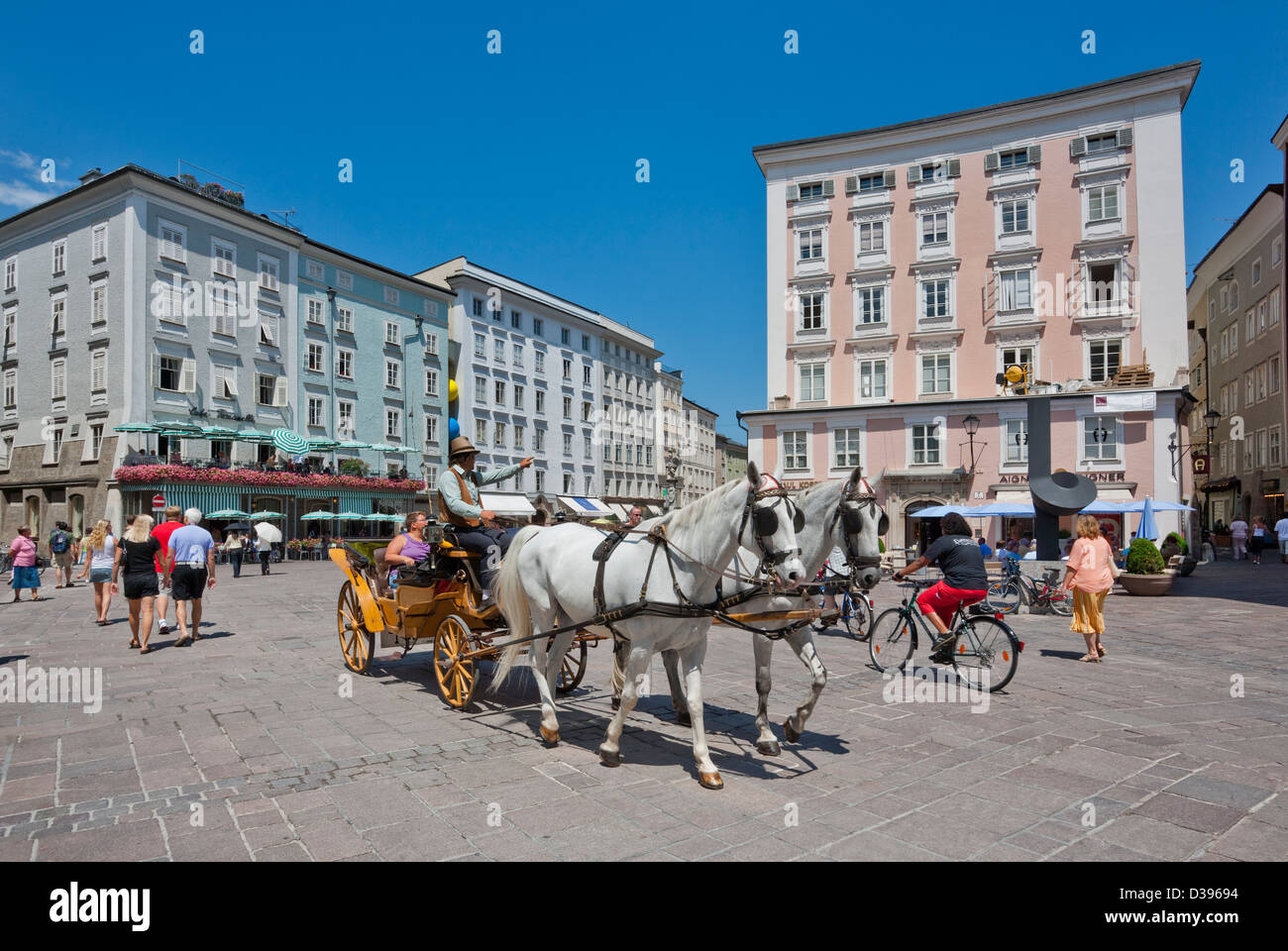 Austria, Salisburgo, una gita Fiaker (tradizionale horsedrawn affittato buggy) attraversante Alter Markt nel Altstadt, old town Foto Stock