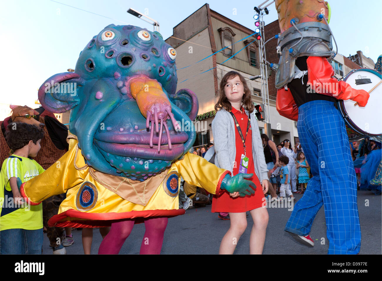 Big Nazo mascherata musicisti ballando sulla strada con i bambini durante il Montreal solo per ride festival. Foto Stock