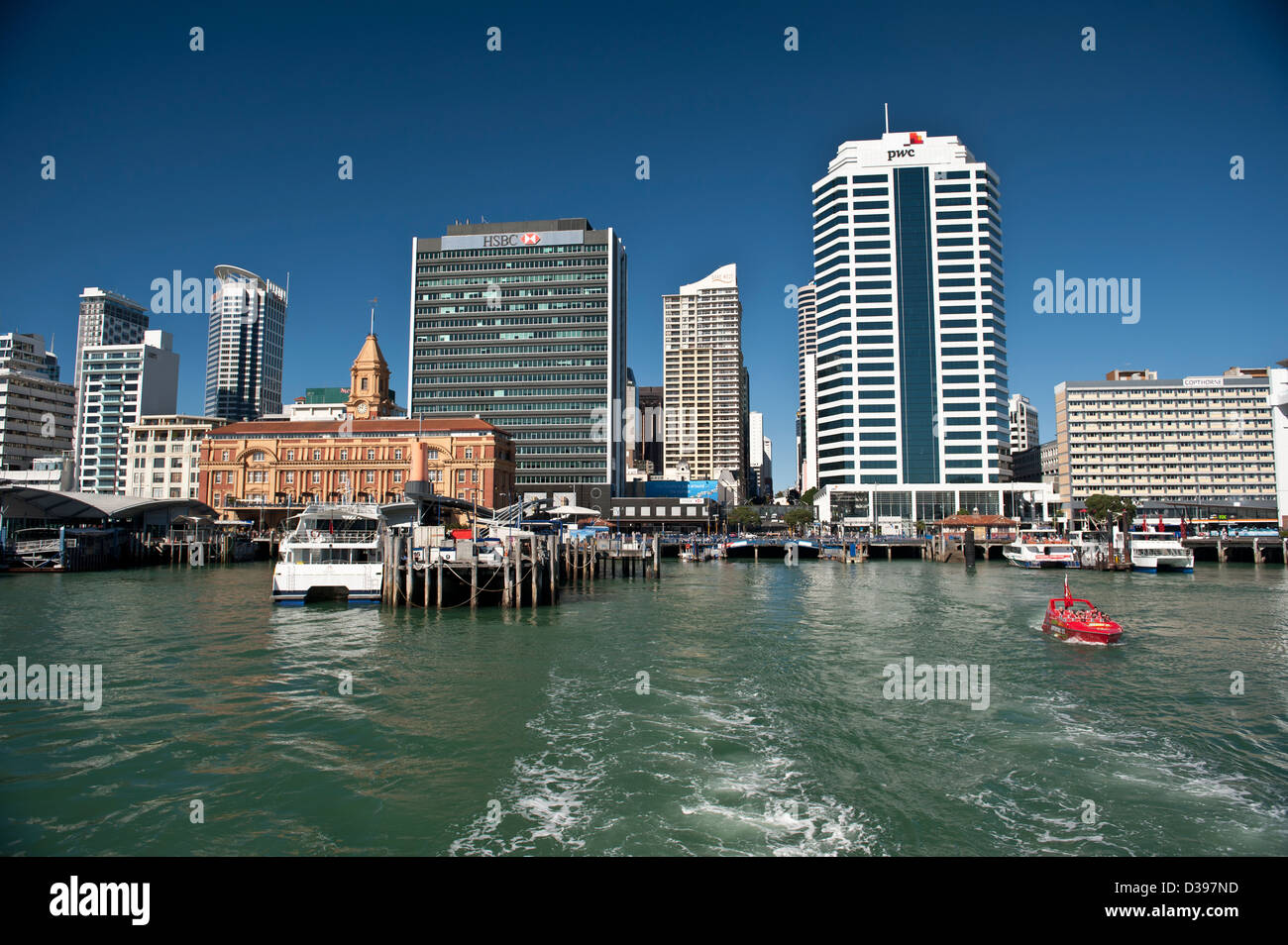 Porto di Auckland in Nuova Zelanda in una giornata di sole ferry terminal skyline edifici Foto Stock