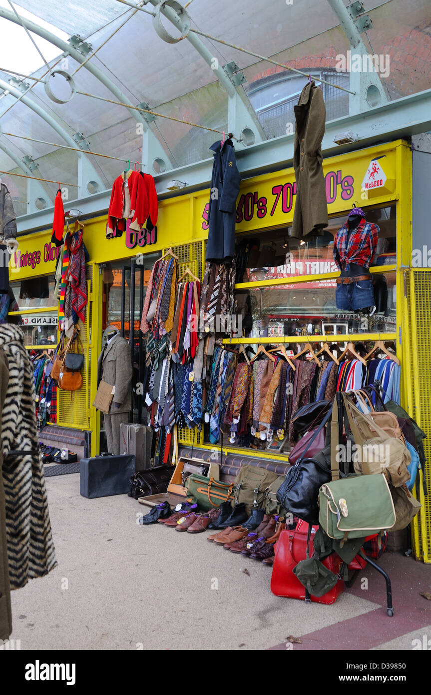 Negozio di vendita degli anni sessanta anni settanta e ottanta abbigliamento in Glasgow, Scotland, Regno Unito. Foto Stock