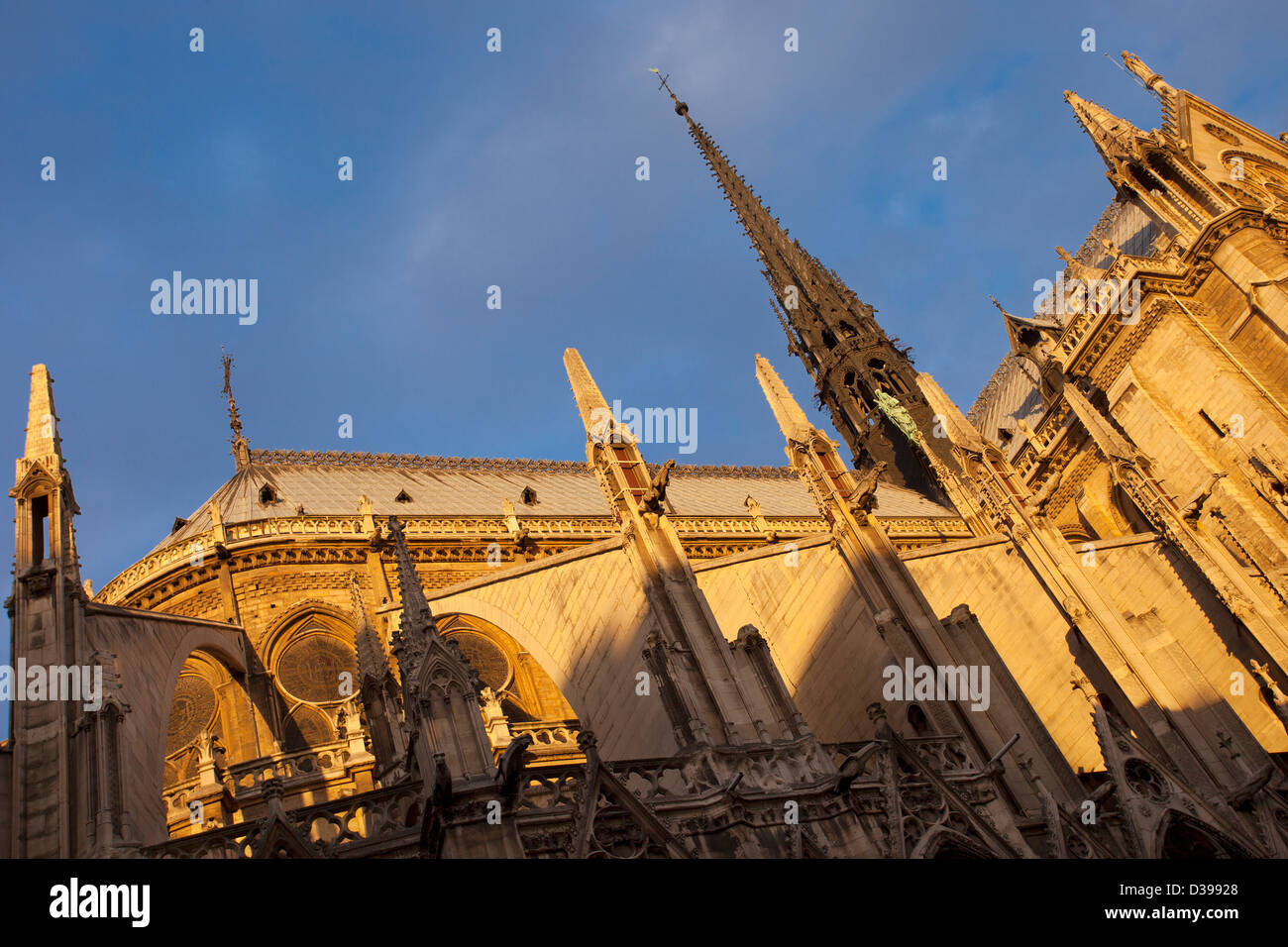 Sunrise contro l'architettura gotica della Cattedrale di Notre Dame di Parigi Francia Foto Stock