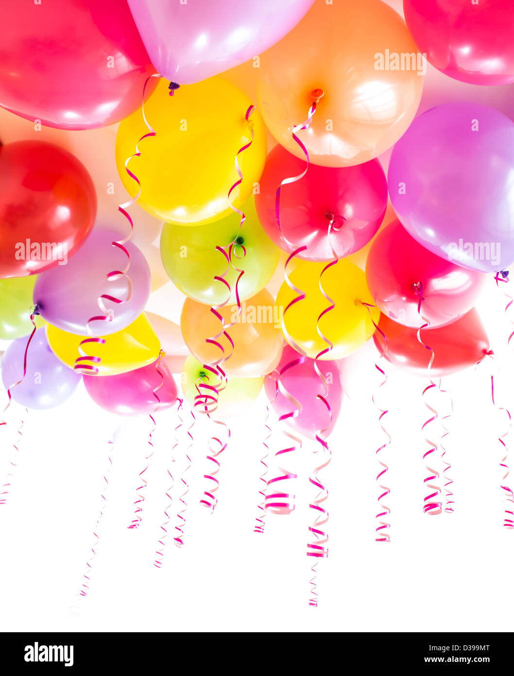 Palloncini con stelle filanti per la festa di compleanno celebrazione isolato su bianco Foto Stock